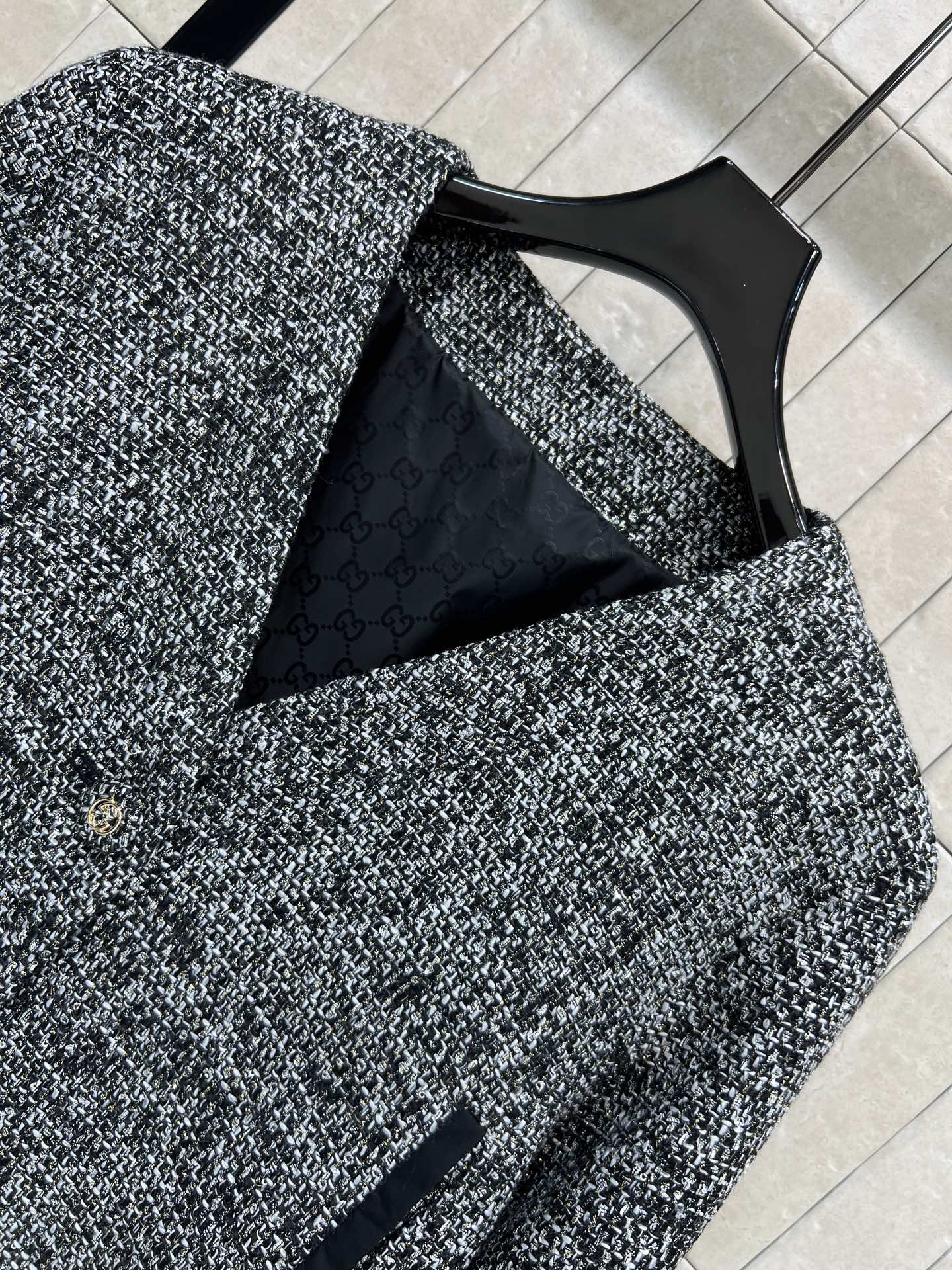 G家 26早春新款 粗花呢短款V领外套 经典粗花呢材质 质感厚实有纹理 秋冬穿超合适！V领+黑色螺纹拼接