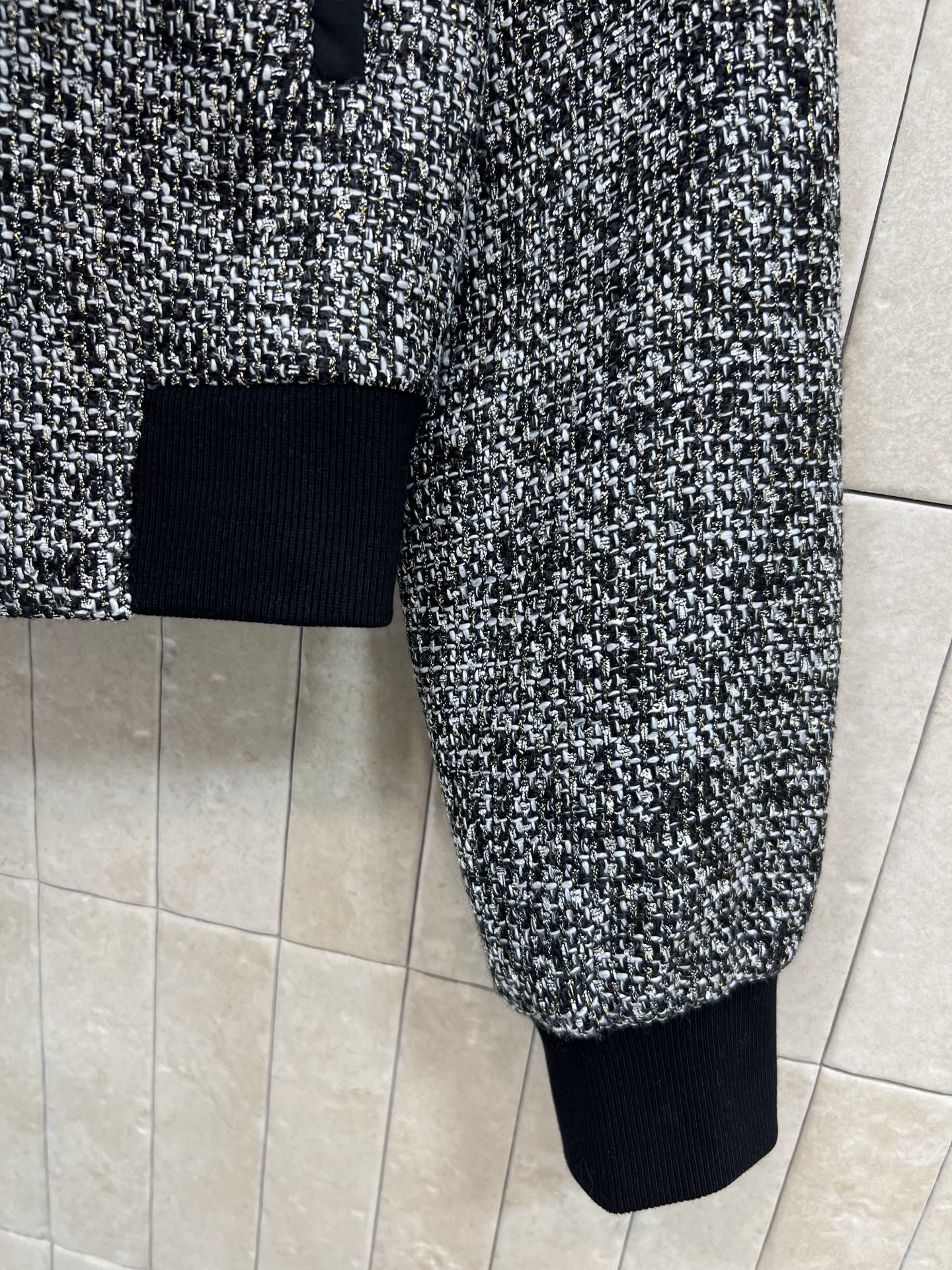 G家 26早春新款 粗花呢短款V领外套 经典粗花呢材质 质感厚实有纹理 秋冬穿超合适！V领+黑色螺纹拼接