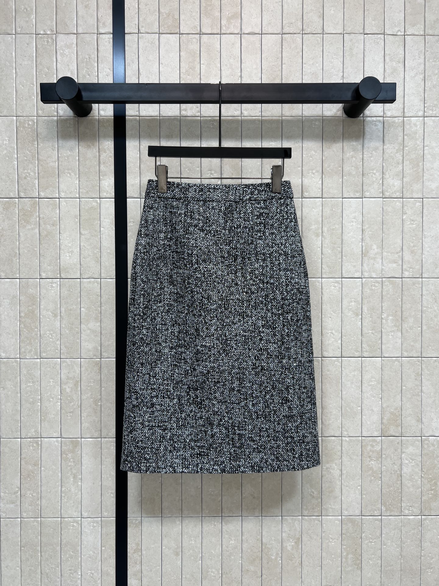 G家 26早春新款 灰色粗花呢半身裙 经典粗花呢材质 混纺纱线+亮丝点缀 低调又精致 高腰直筒后面开叉小