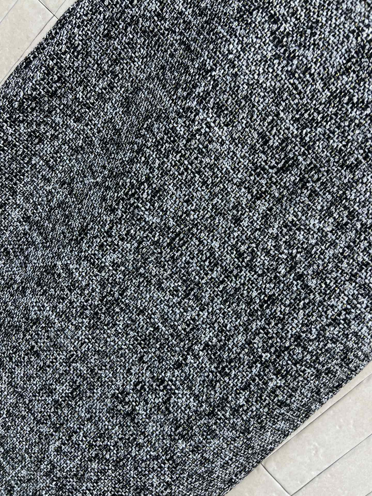 G家 26早春新款 灰色粗花呢半身裙 经典粗花呢材质 混纺纱线+亮丝点缀 低调又精致 高腰直筒后面开叉小