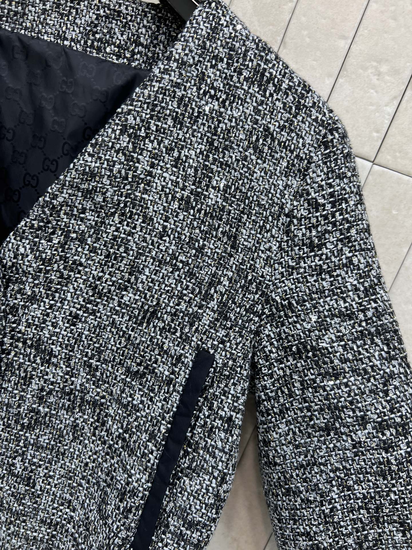 G家 26早春新款 粗花呢短款V领外套 经典粗花呢材质 质感厚实有纹理 秋冬穿超合适！V领+黑色螺纹拼接