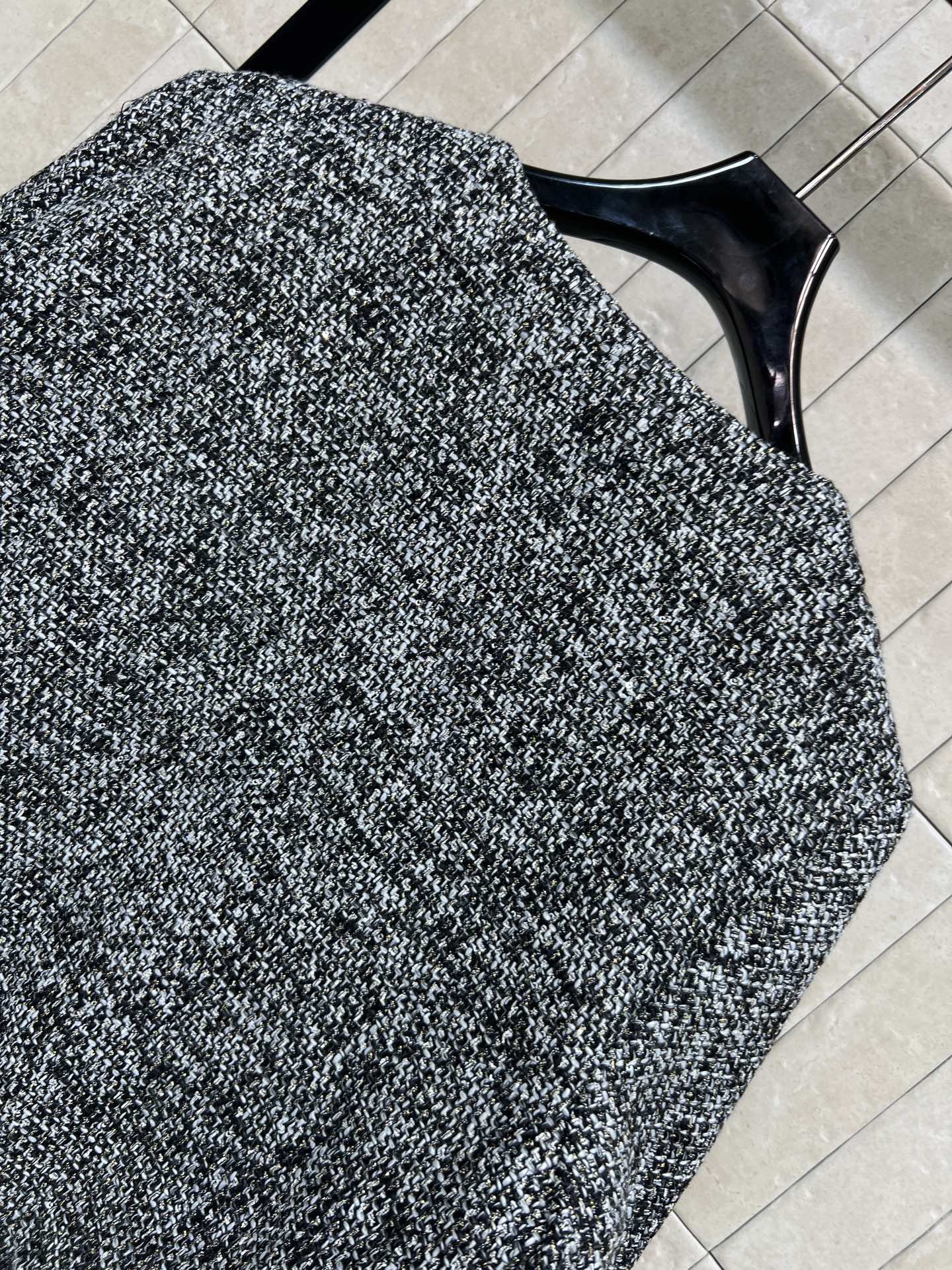 G家 26早春新款 粗花呢短款V领外套 经典粗花呢材质 质感厚实有纹理 秋冬穿超合适！V领+黑色螺纹拼接