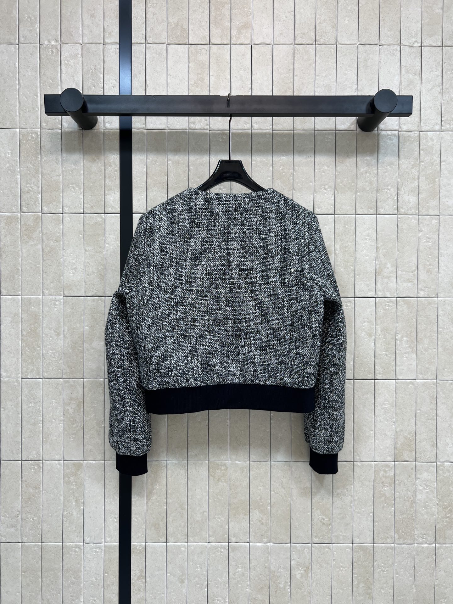 G家 26早春新款 粗花呢短款V领外套 经典粗花呢材质 质感厚实有纹理 秋冬穿超合适！V领+黑色螺纹拼接