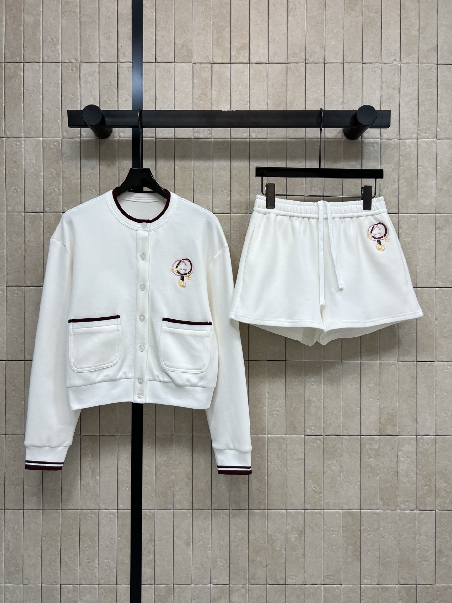 G家 26早春新款 刺绣logo白色套装 圆领外套+高腰短裤 柔软棉质面料 穿着超舒适！经典圆领单排扣外