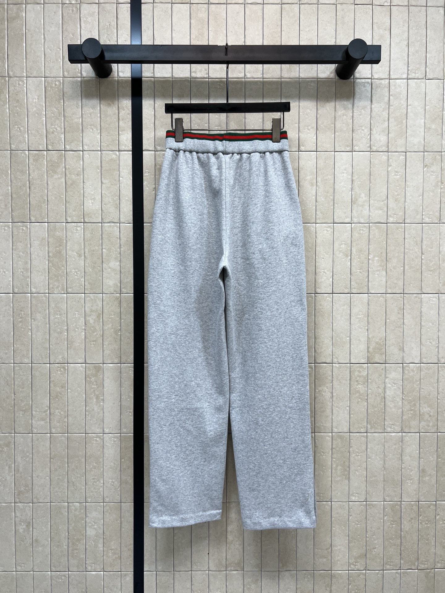 G家 26早春新款 红绿织带松紧腰灰色卫裤 采用高品质棉质面料 柔软舒适 宽松直筒设计超显腿型友好！腰部