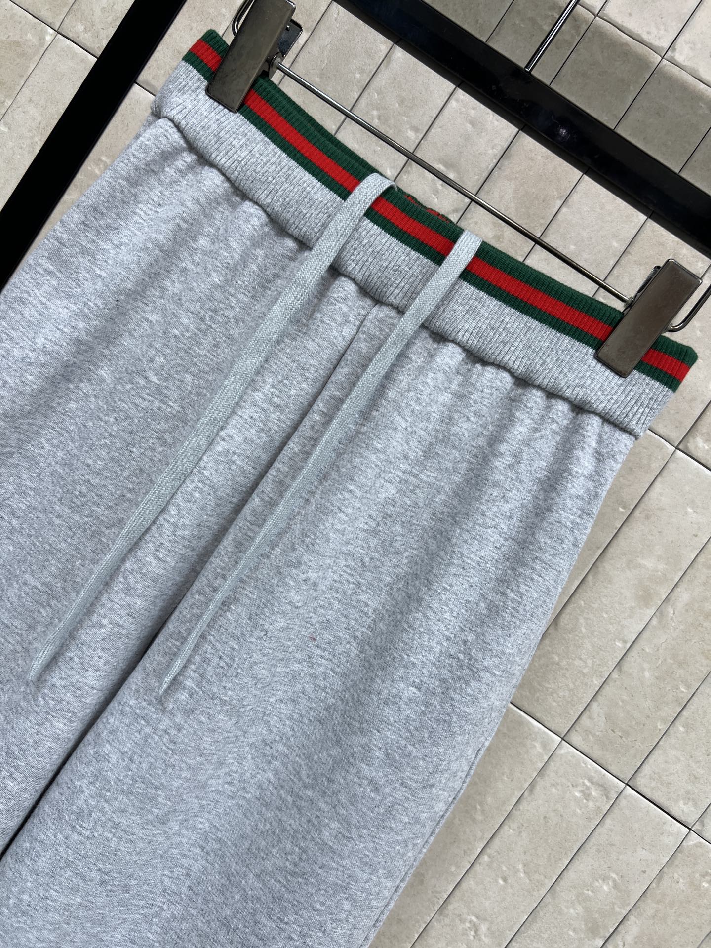 G家 26早春新款 红绿织带松紧腰灰色卫裤 采用高品质棉质面料 柔软舒适 宽松直筒设计超显腿型友好！腰部