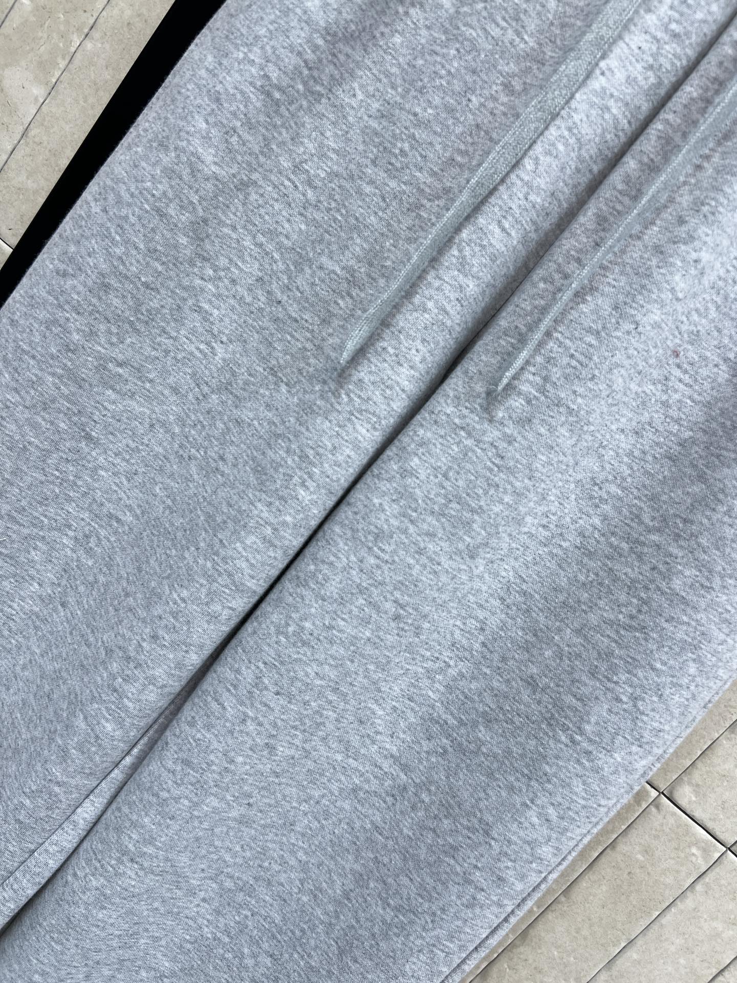 G家 26早春新款 红绿织带松紧腰灰色卫裤 采用高品质棉质面料 柔软舒适 宽松直筒设计超显腿型友好！腰部