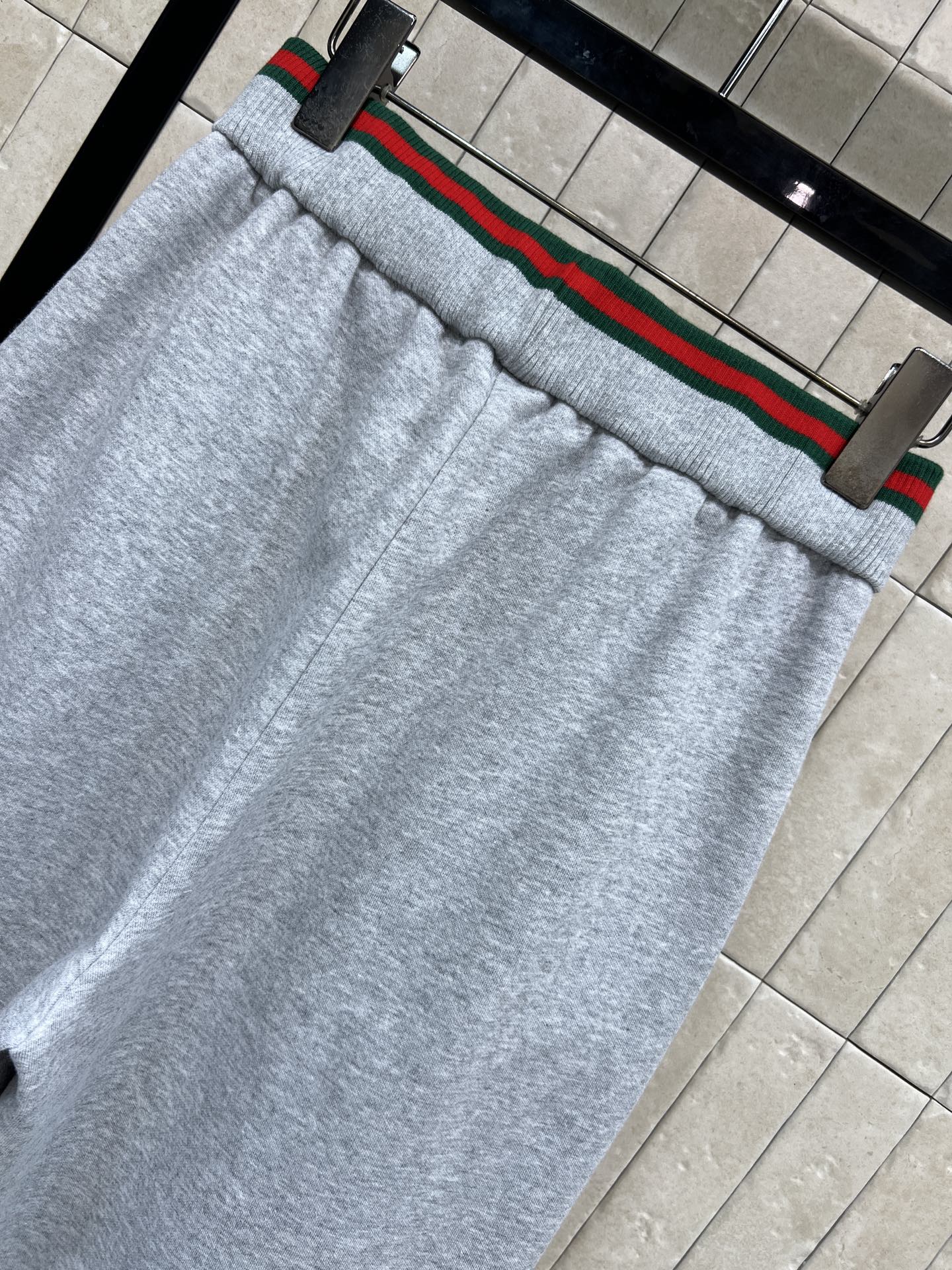 G家 26早春新款 红绿织带松紧腰灰色卫裤 采用高品质棉质面料 柔软舒适 宽松直筒设计超显腿型友好！腰部