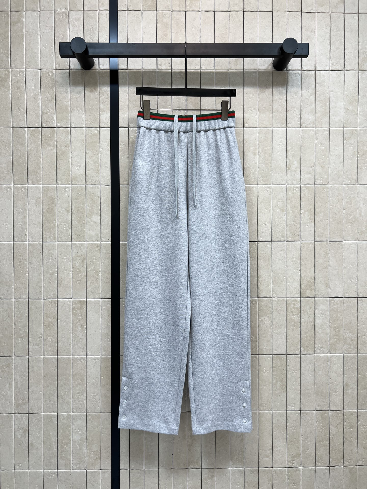 NO:694266,G Home's 26 early spring new model, red and green webbing elastic waist gray sweatpants, made of high-quality cotton fabric, soft and comfortable, loose straight design, super leg-friendly!  The waist is embellished with red and green webbing elastic waist. It has perfect brand recognition. The drawstring design is easy to adjust the elasticity. It is very versatile for daily wear. Button decoration on the trouser legs. Full of details. It looks great with sweatshirts, sweaters or coats. It can be easily managed for commuting and leisure. Four sizes in one color, Size/S-M-L- XL,, gucci, hoodie, sweatshirts, sweaters,19860909G家 26早春新款 红绿织带松紧腰灰色卫裤 采用高品质棉质面料 柔软舒适 宽松直筒设计超显腿型友好！腰部红绿织带松紧腰点缀 品牌辨识度满分 抽绳设计方便调节松紧 日常穿搭超百搭 裤脚纽扣装饰 细节感拉满 随便搭卫衣、毛衣或大衣都很出彩 通勤休闲都能轻松驾驭 一色四码Size/S-M-L- XL,,gucci,hoodie,sweatshirts,sweaters,,Women's clothing