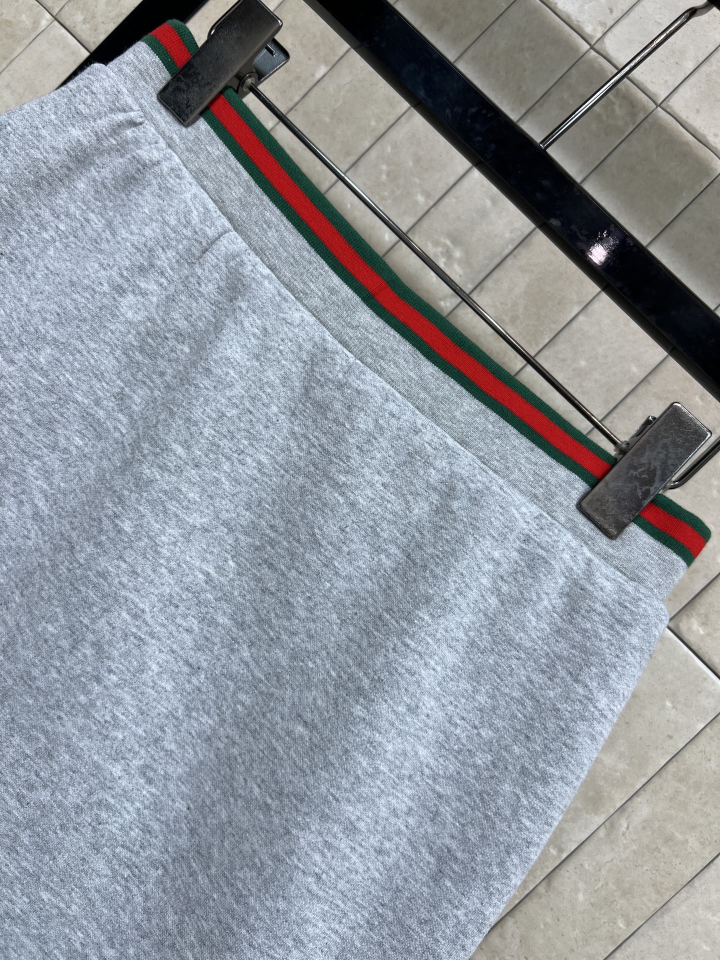 G家 26早春新款 红绿织带松紧腰灰色卫裙 柔软棉质面料 穿着舒适又保暖 腰间红绿织带超有辨识度 满满品