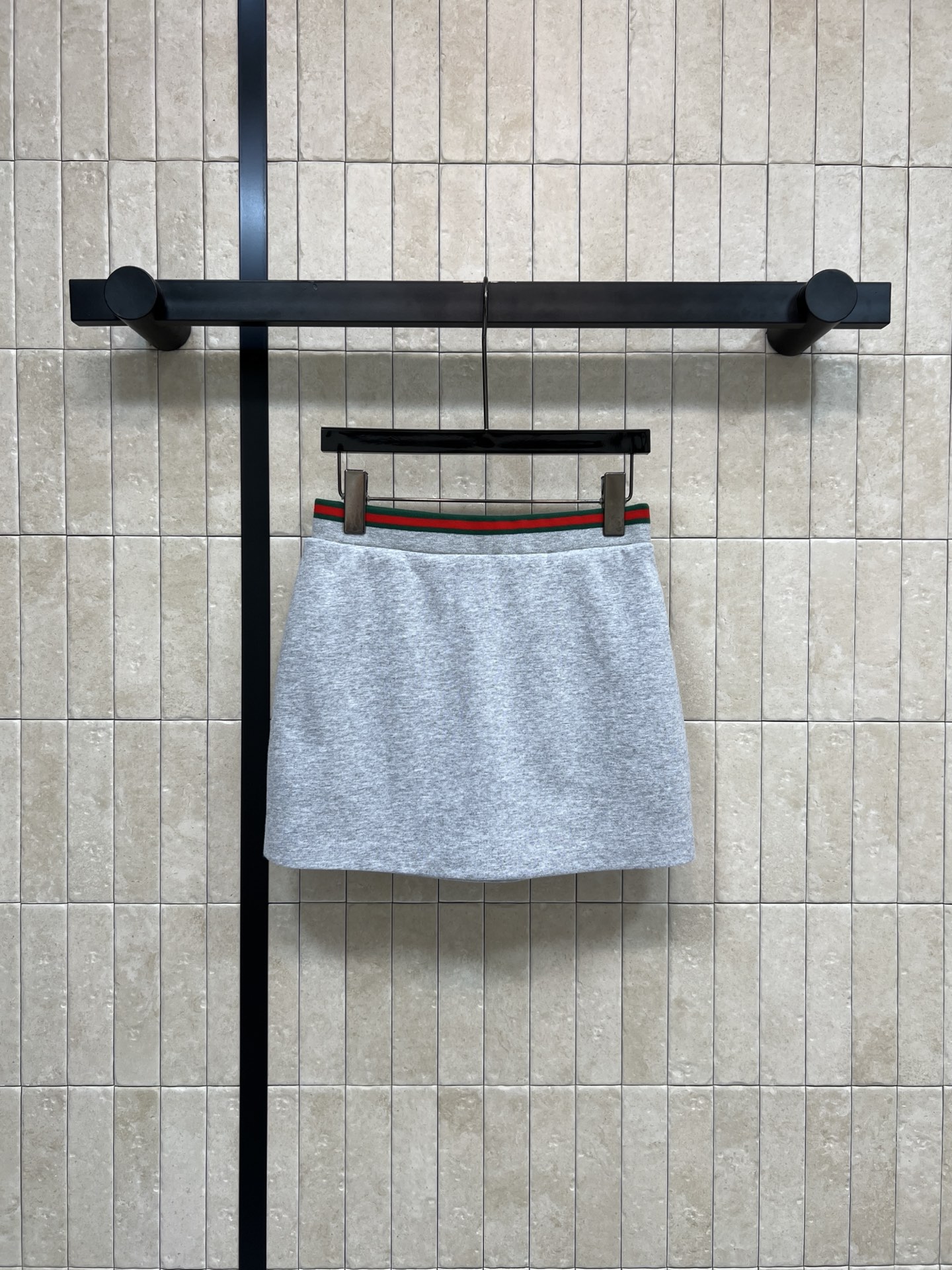 NO:694293,G's 26 early spring new model, gray dress with elastic waist and red and green webbing. Made of soft cotton fabric. Comfortable and warm to wear. The red and green webbing around the waist is very recognizable and full of brand sense!  The A-line shape is slim and versatile. It can be easily used for daily commuting and leisure. It looks great with sweatshirts or knitted sweaters. It is a must-have item in autumn and winter. It is fashionable and practical. It can easily enhance the texture of your outfit. Size/S-M-L-XL,,gucci,hoodie,sweatshirts,skirts,19860909G家 26早春新款 红绿织带松紧腰灰色卫裙 柔软棉质面料 穿着舒适又保暖 腰间红绿织带超有辨识度 满满品牌感！A字版型显瘦又百搭 日常通勤、休闲都能轻松驾驭 无论配卫衣还是针织衫都很出彩~秋冬季节必备单品 时髦又实用 轻松提升穿搭质感一色四码Size/S-M-L- XL,,gucci,hoodie,sweatshirts,skirts,,Women's clothing