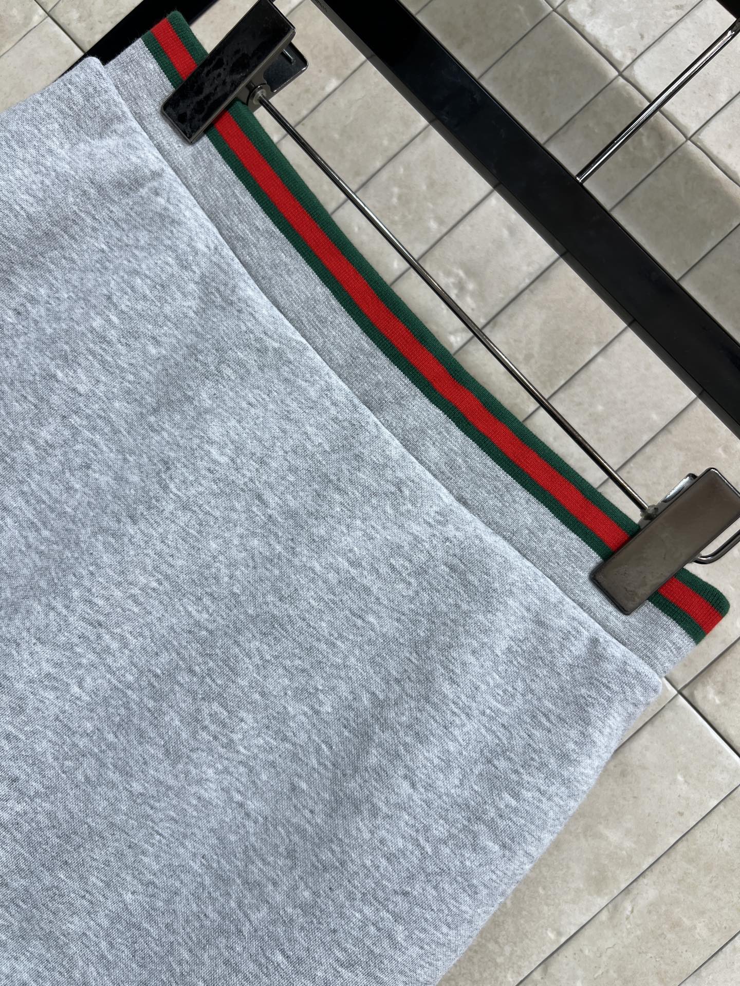 G家 26早春新款 红绿织带松紧腰灰色卫裙 柔软棉质面料 穿着舒适又保暖 腰间红绿织带超有辨识度 满满品