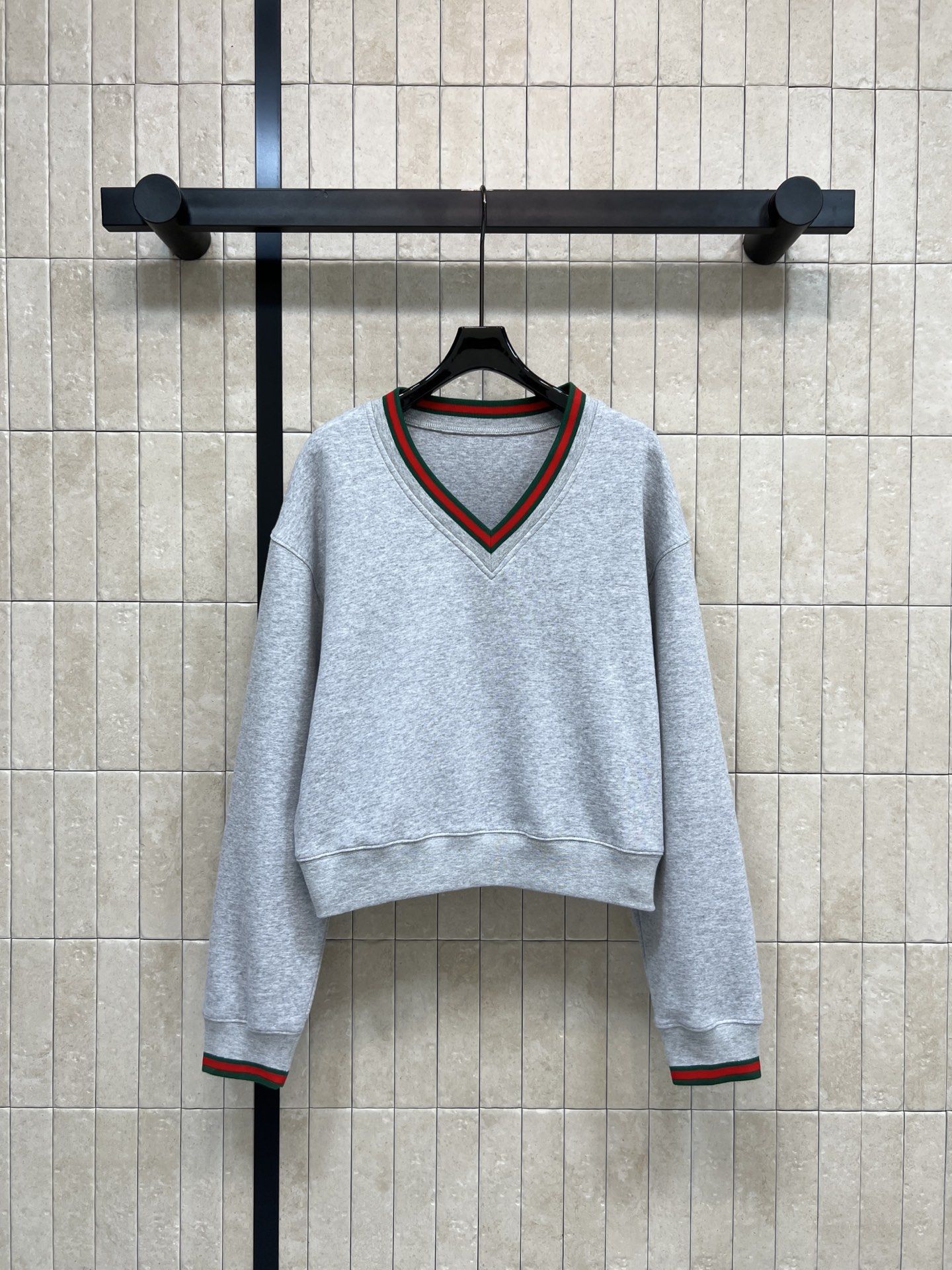 NO:694288,G Home 26 early spring new style gray V-neck fake two-piece sweatshirt, super friendly for daily wear!  V-neck + red and green contrast stripes, full of layering, fake two-piece design with super sense of detail, loose fit, strong tolerance, easy to wear for daily outings or holiday gatherings. It goes well with jeans or casual pants. Just perfect for spring and autumn~ Lazy and relaxed feeling getv! Four sizes in one color Size/S-M-L- XL,,gucci,hoodie,sweatshirts,jeans,19860909G家 26早春新款 灰色V领假两件卫衣 日常穿搭超友好！V领+红绿撞色条纹 层次感满满 假两件设计超有细节感 宽松版型 包容性强日常出街或节日聚会都能轻松驾驭 搭配牛仔裤或休闲裤都很OK 春秋季节穿着刚刚好~ 慵懒松弛感getv!一色四码Size/S-M-L- XL,,gucci,hoodie,sweatshirts,jeans,,Women's clothing