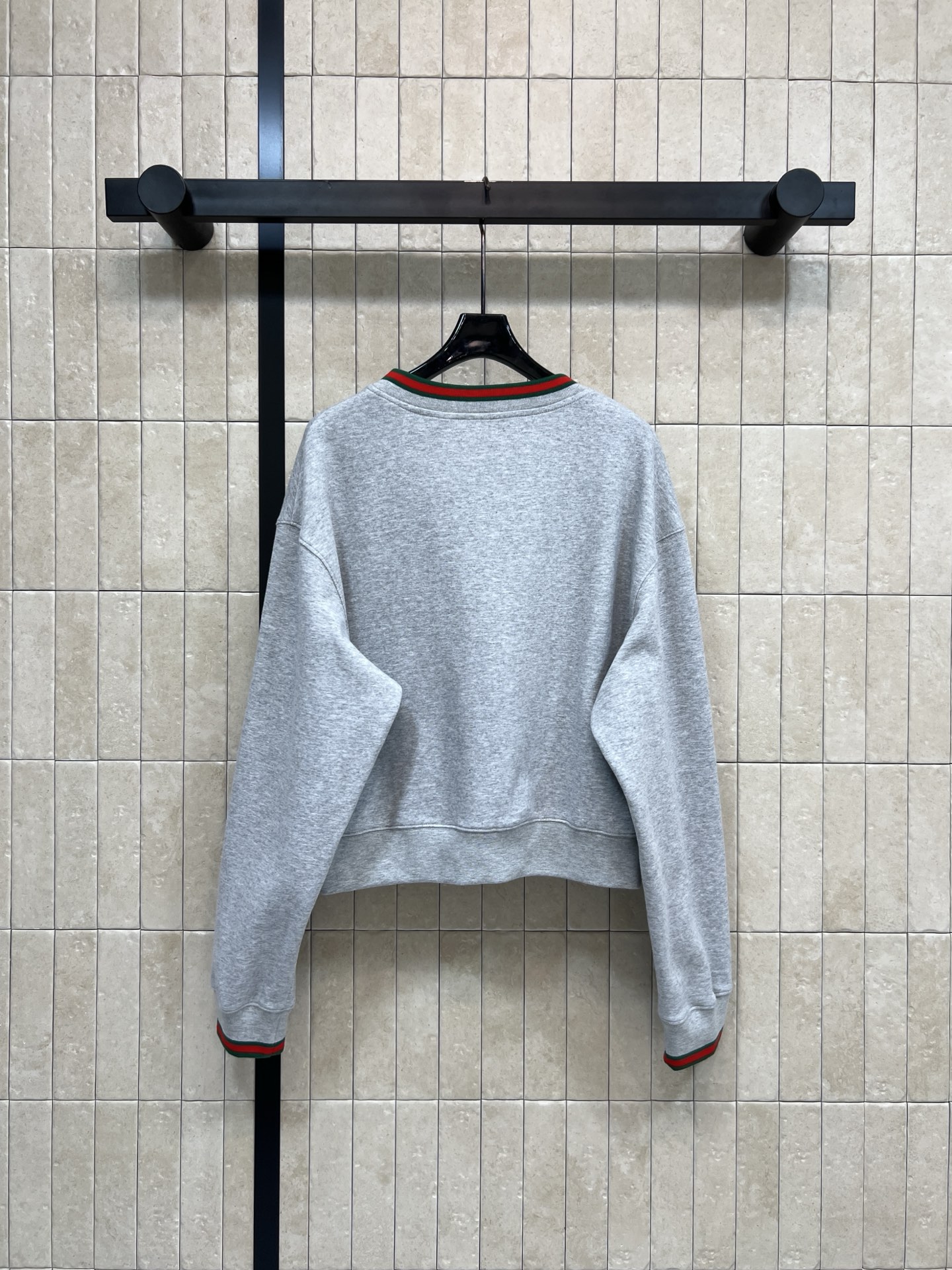 G家 26早春新款 灰色V领假两件卫衣 日常穿搭超友好！V领+红绿撞色条纹 层次感满满 假两件设计超有细