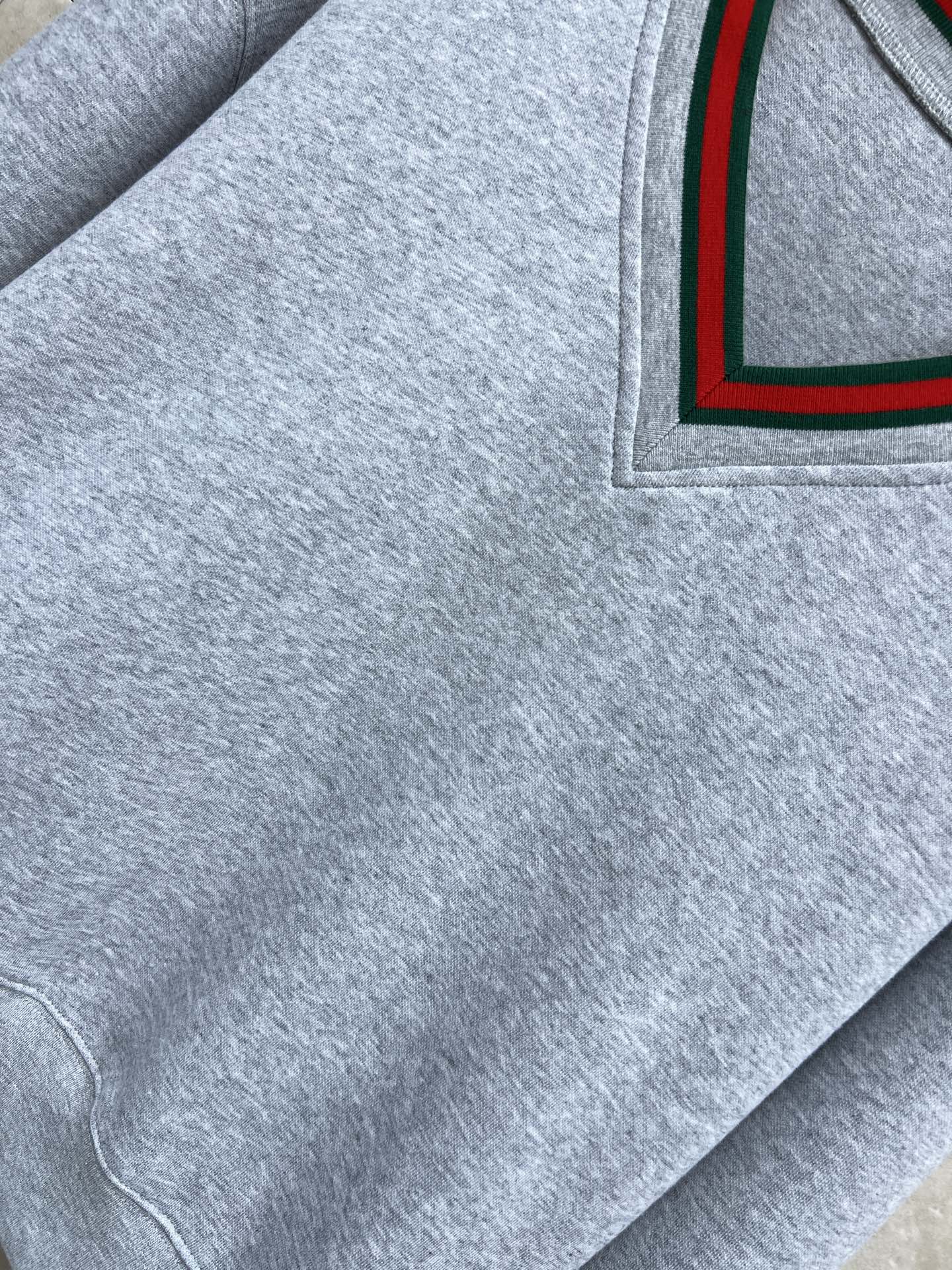 G家 26早春新款 灰色V领假两件卫衣 日常穿搭超友好！V领+红绿撞色条纹 层次感满满 假两件设计超有细