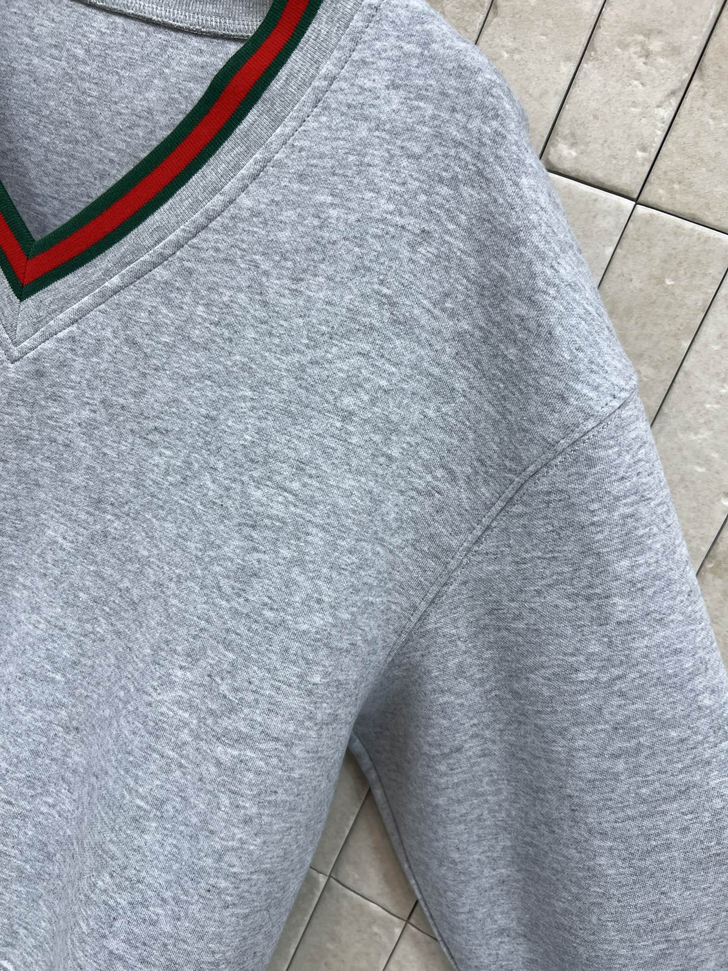 G家 26早春新款 灰色V领假两件卫衣 日常穿搭超友好！V领+红绿撞色条纹 层次感满满 假两件设计超有细