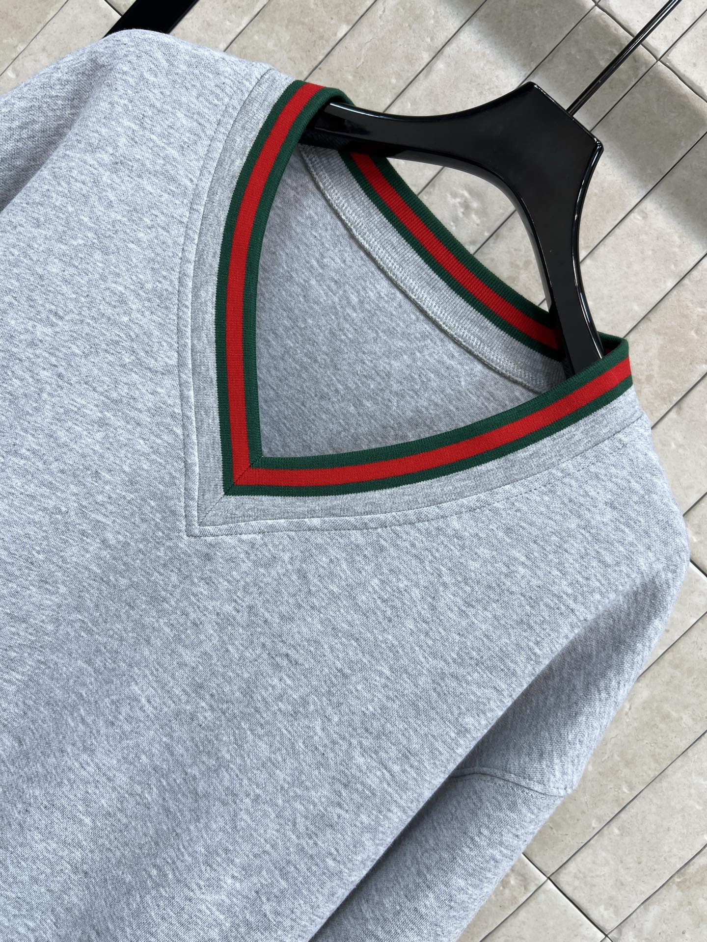 G家 26早春新款 灰色V领假两件卫衣 日常穿搭超友好！V领+红绿撞色条纹 层次感满满 假两件设计超有细