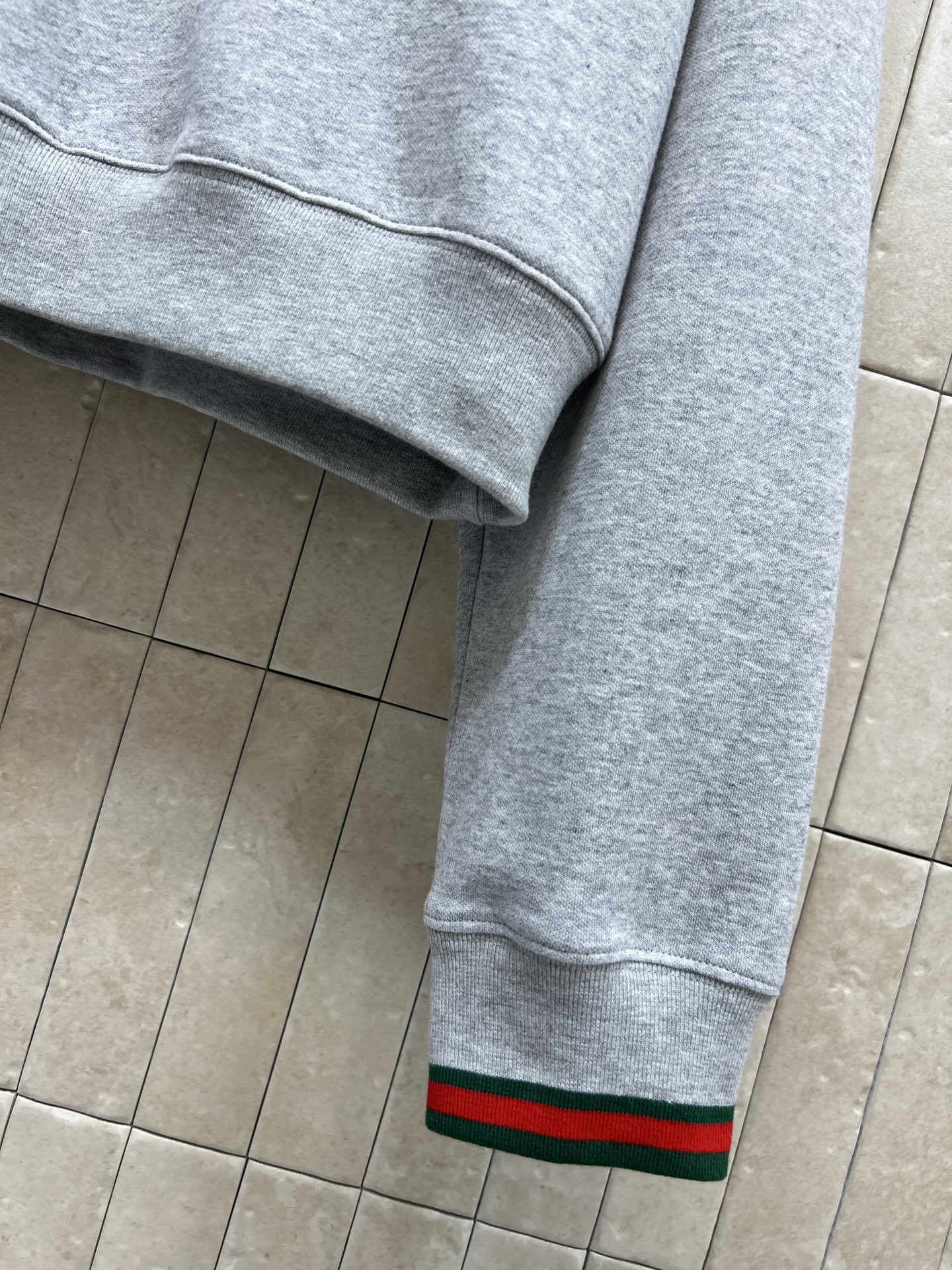 G家 26早春新款 灰色V领假两件卫衣 日常穿搭超友好！V领+红绿撞色条纹 层次感满满 假两件设计超有细