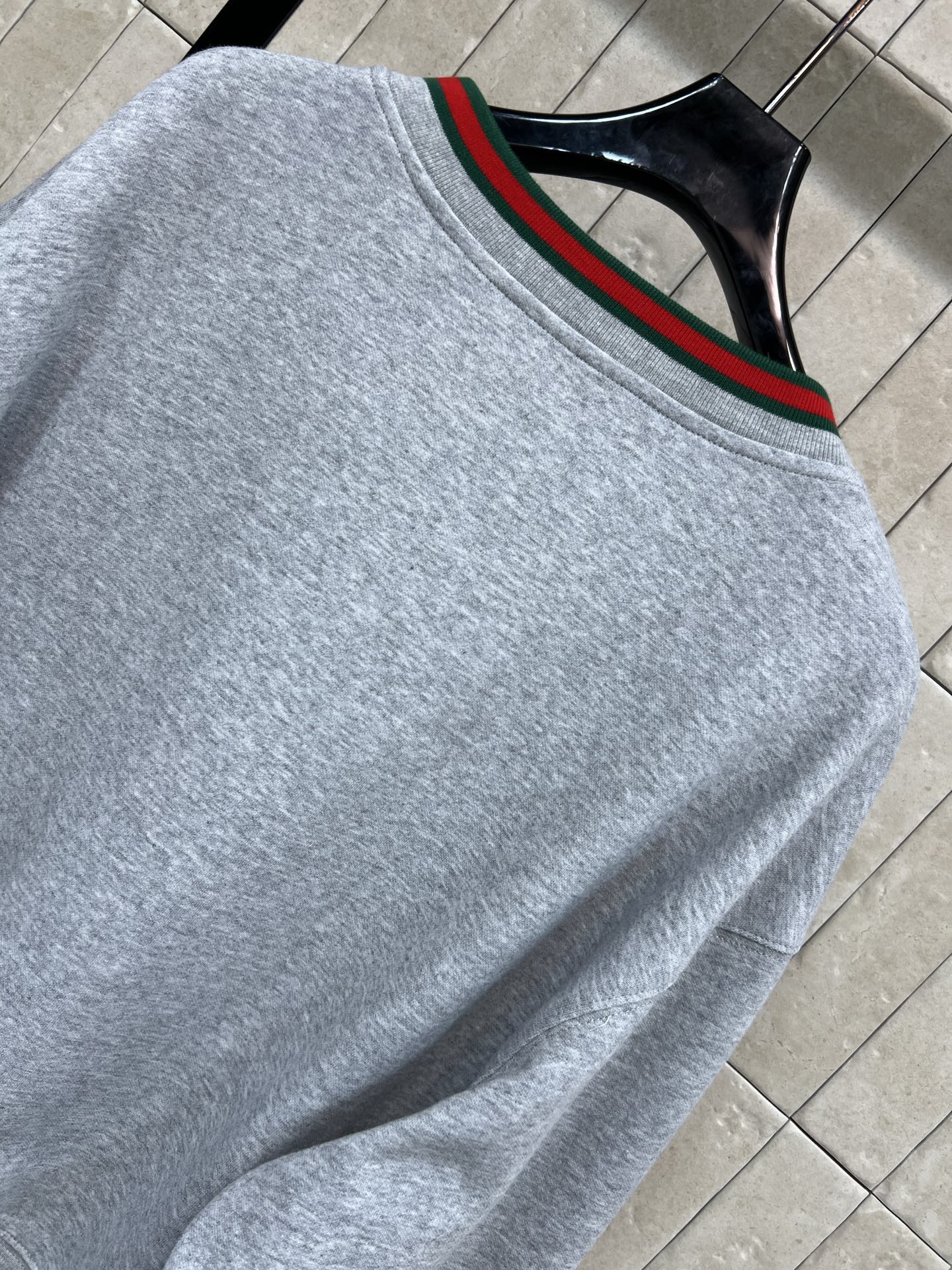 G家 26早春新款 灰色V领假两件卫衣 日常穿搭超友好！V领+红绿撞色条纹 层次感满满 假两件设计超有细