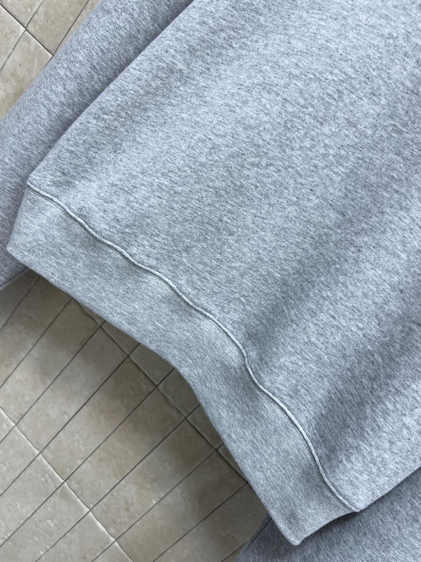 G家 26早春新款 灰色V领假两件卫衣 日常穿搭超友好！V领+红绿撞色条纹 层次感满满 假两件设计超有细