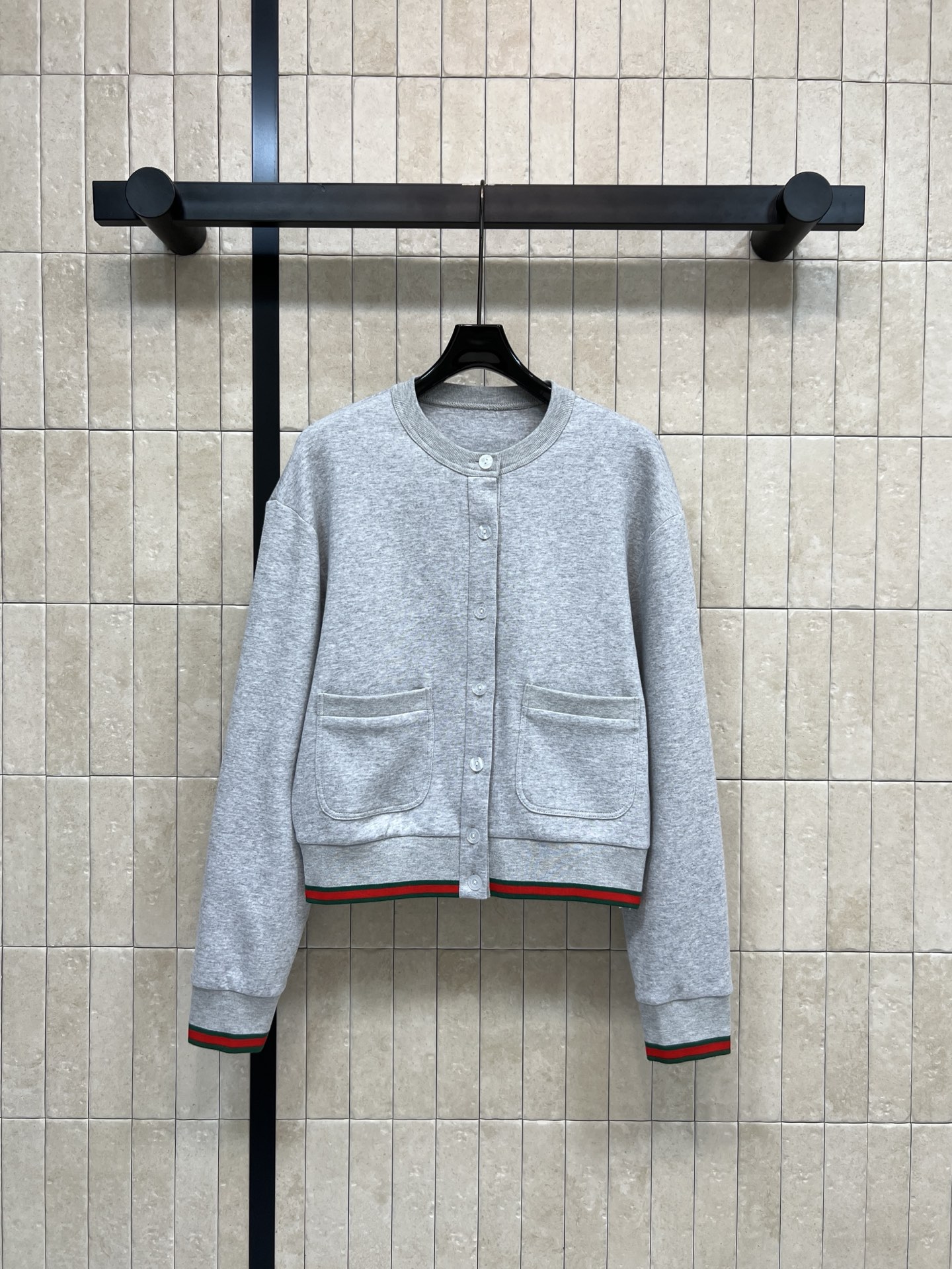 NO:694284,G Home 26 early spring new style gray sweatshirt round neck cardigan, classic round neck + logo buttons, easy to put on and take off, two pockets are practical and good-looking, green, red and green webbing on the cuffs and hem, perfect brand recognition, low-key and detailed, gray and versatile, can be easily worn for daily outings or holiday parties, paired with a cold hat or straight pants, lazy and relaxed feeling getv! Four sizes in one color Size/S-M-L-  XL,,gucci,hoodie,sweatshirts,hats,19860909G家 26早春新款 灰色卫衣圆领开衫 经典圆领+logo纽扣 穿脱方便 两个口袋实用又好看 袖口和下摆绿红绿织带 品牌辨识度满分 低调又有细节 灰色百搭 日常出街或节日聚会都能轻松驾驭 搭配冷帽或直筒裤 慵懒松弛感getv!一色四码Size/S-M-L- XL,,gucci,hoodie,sweatshirts,hats,,Women's clothing