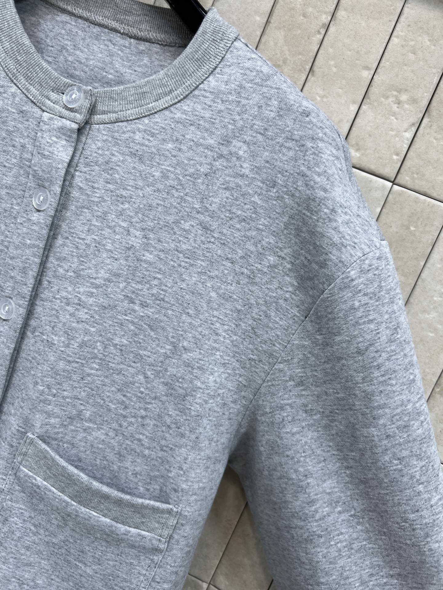 G家 26早春新款 灰色卫衣圆领开衫 经典圆领+logo纽扣 穿脱方便 两个口袋实用又好看 袖口和下摆绿