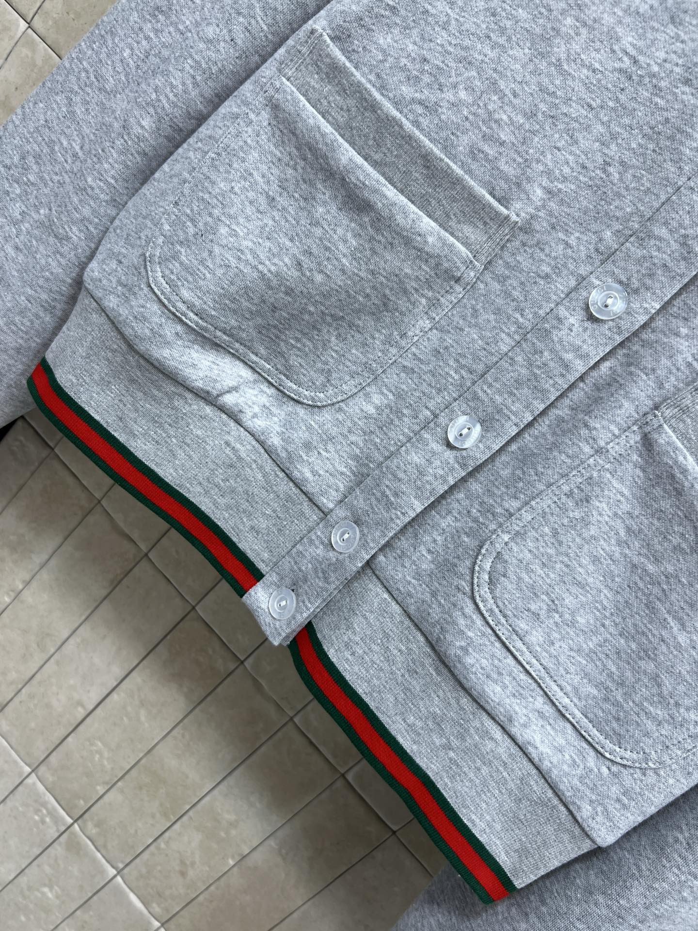 G家 26早春新款 灰色卫衣圆领开衫 经典圆领+logo纽扣 穿脱方便 两个口袋实用又好看 袖口和下摆绿