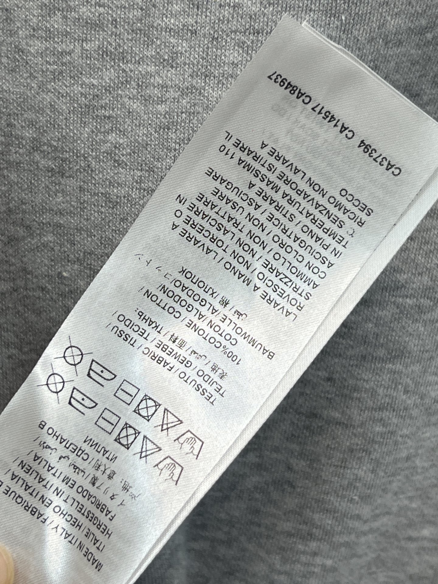 G家 26早春新款 灰色卫衣圆领开衫 经典圆领+logo纽扣 穿脱方便 两个口袋实用又好看 袖口和下摆绿