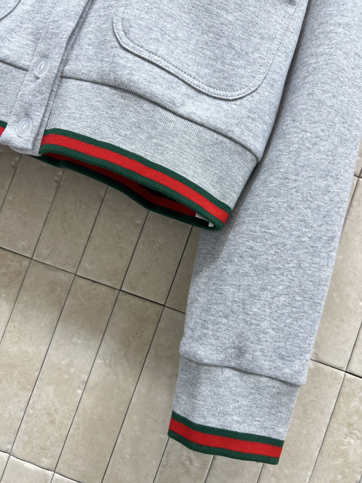 G家 26早春新款 灰色卫衣圆领开衫 经典圆领+logo纽扣 穿脱方便 两个口袋实用又好看 袖口和下摆绿