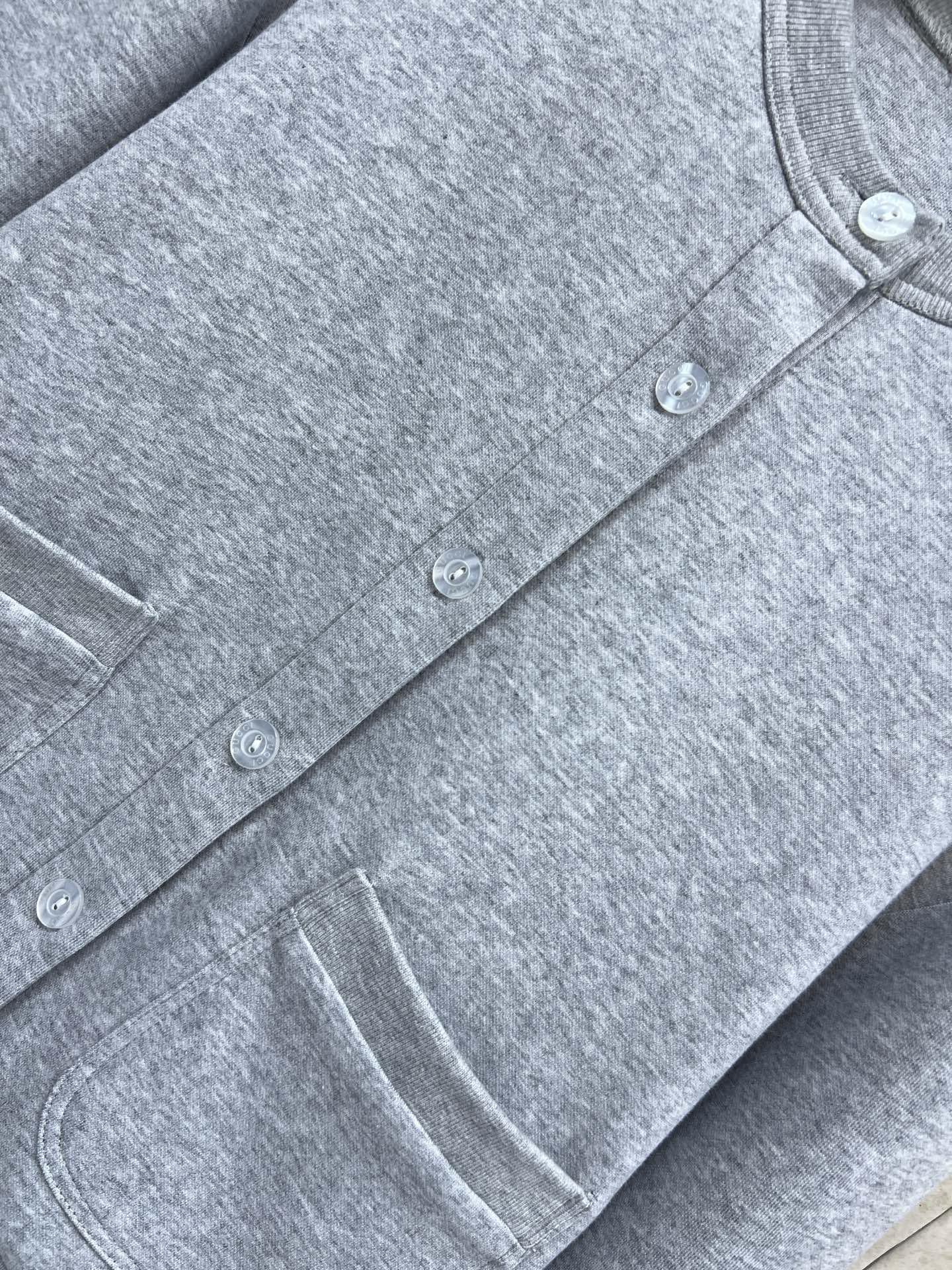 G家 26早春新款 灰色卫衣圆领开衫 经典圆领+logo纽扣 穿脱方便 两个口袋实用又好看 袖口和下摆绿