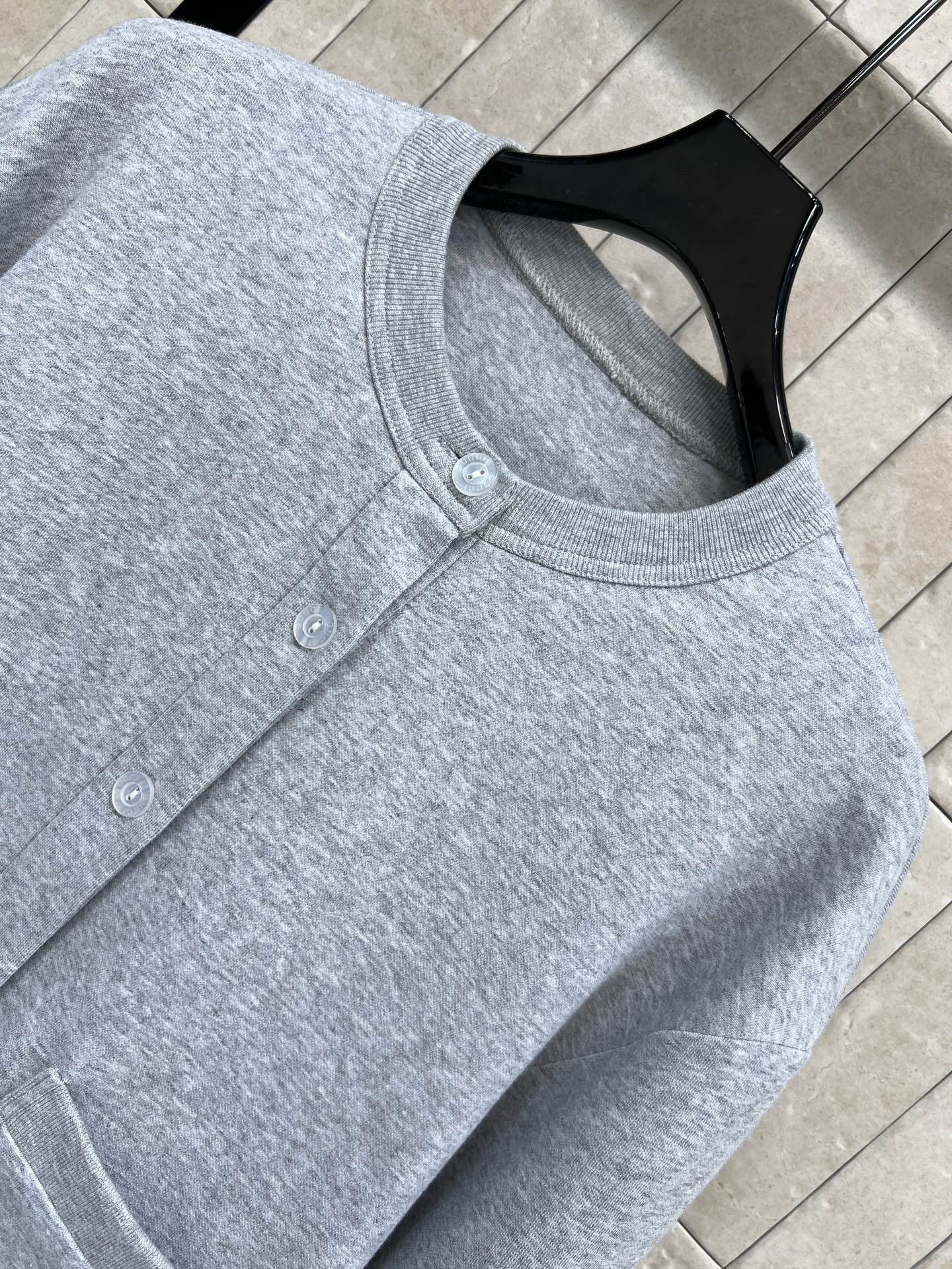 G家 26早春新款 灰色卫衣圆领开衫 经典圆领+logo纽扣 穿脱方便 两个口袋实用又好看 袖口和下摆绿