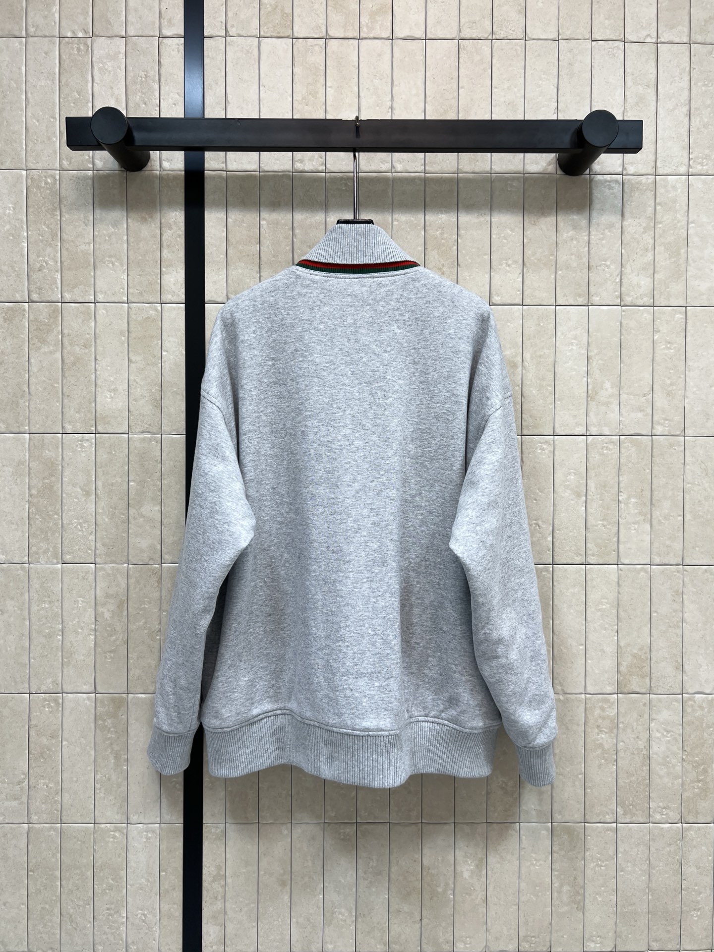 G家 26早春新款 灰色V领棉服外套 日常穿搭超友好！V领+红绿撞色条纹 层次感满满 内里红色双G夹棉内