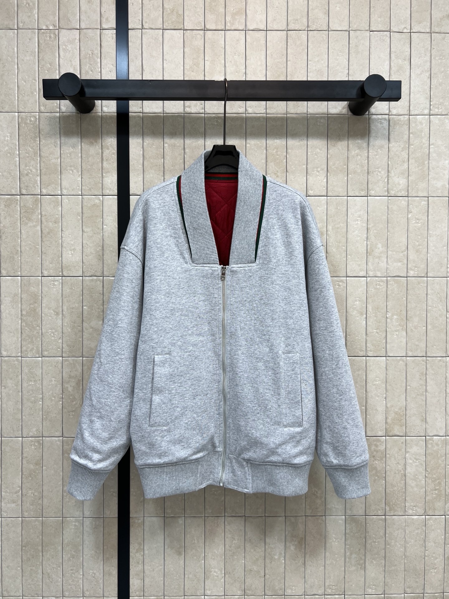 G家 26早春新款 灰色V领棉服外套 日常穿搭超友好！V领+红绿撞色条纹 层次感满满 内里红色双G夹棉内