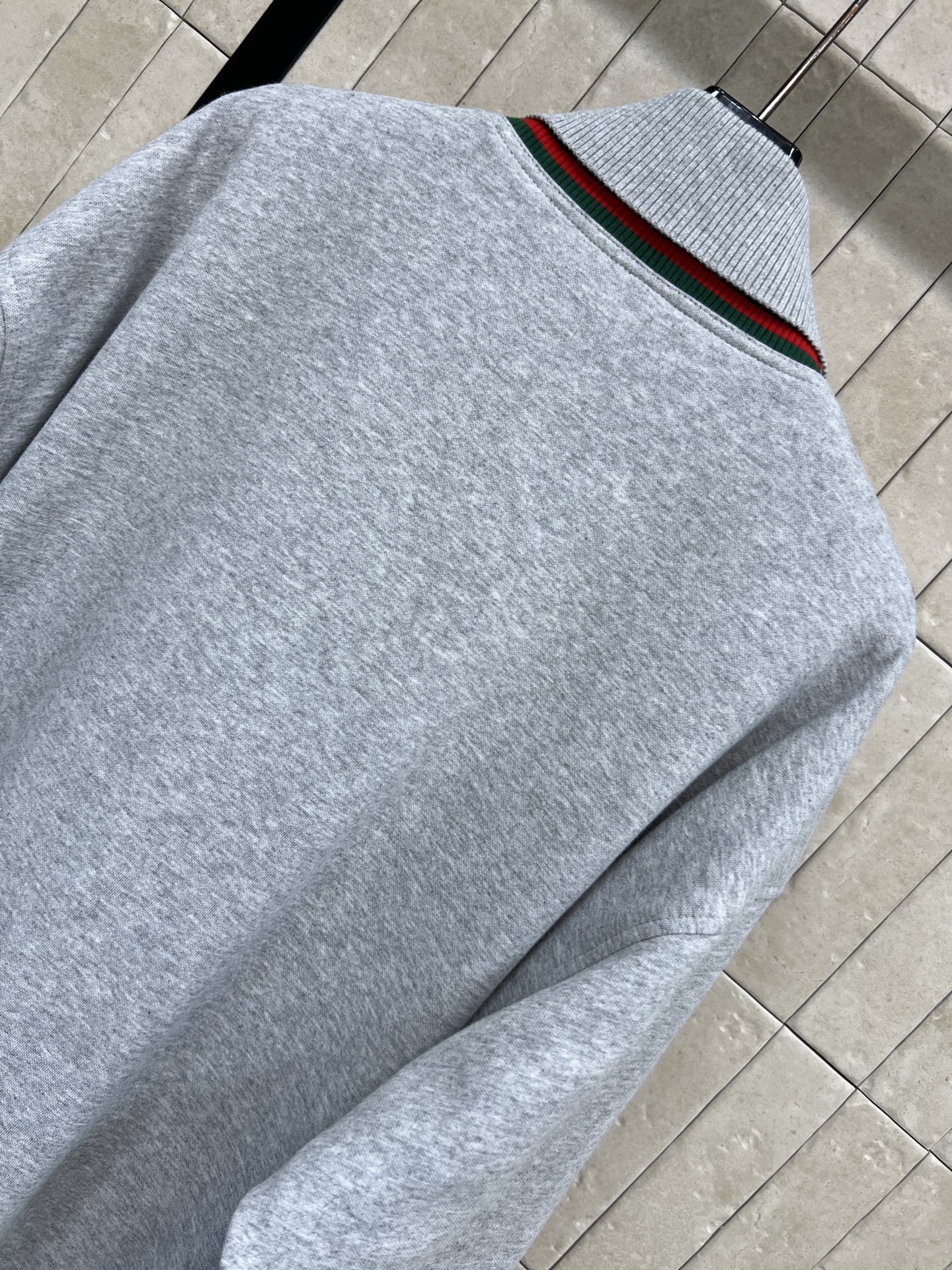 G家 26早春新款 灰色V领棉服外套 日常穿搭超友好！V领+红绿撞色条纹 层次感满满 内里红色双G夹棉内