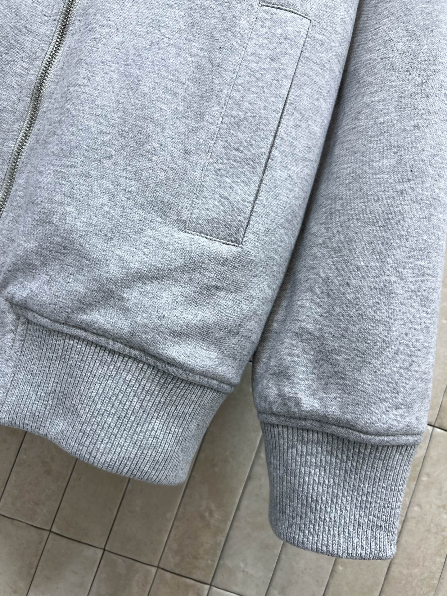 G家 26早春新款 灰色V领棉服外套 日常穿搭超友好！V领+红绿撞色条纹 层次感满满 内里红色双G夹棉内