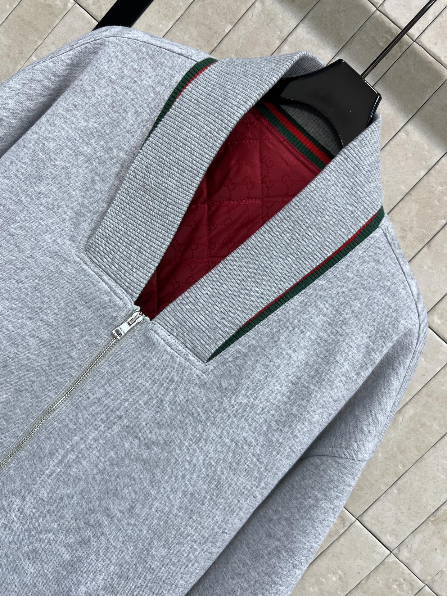 G家 26早春新款 灰色V领棉服外套 日常穿搭超友好！V领+红绿撞色条纹 层次感满满 内里红色双G夹棉内
