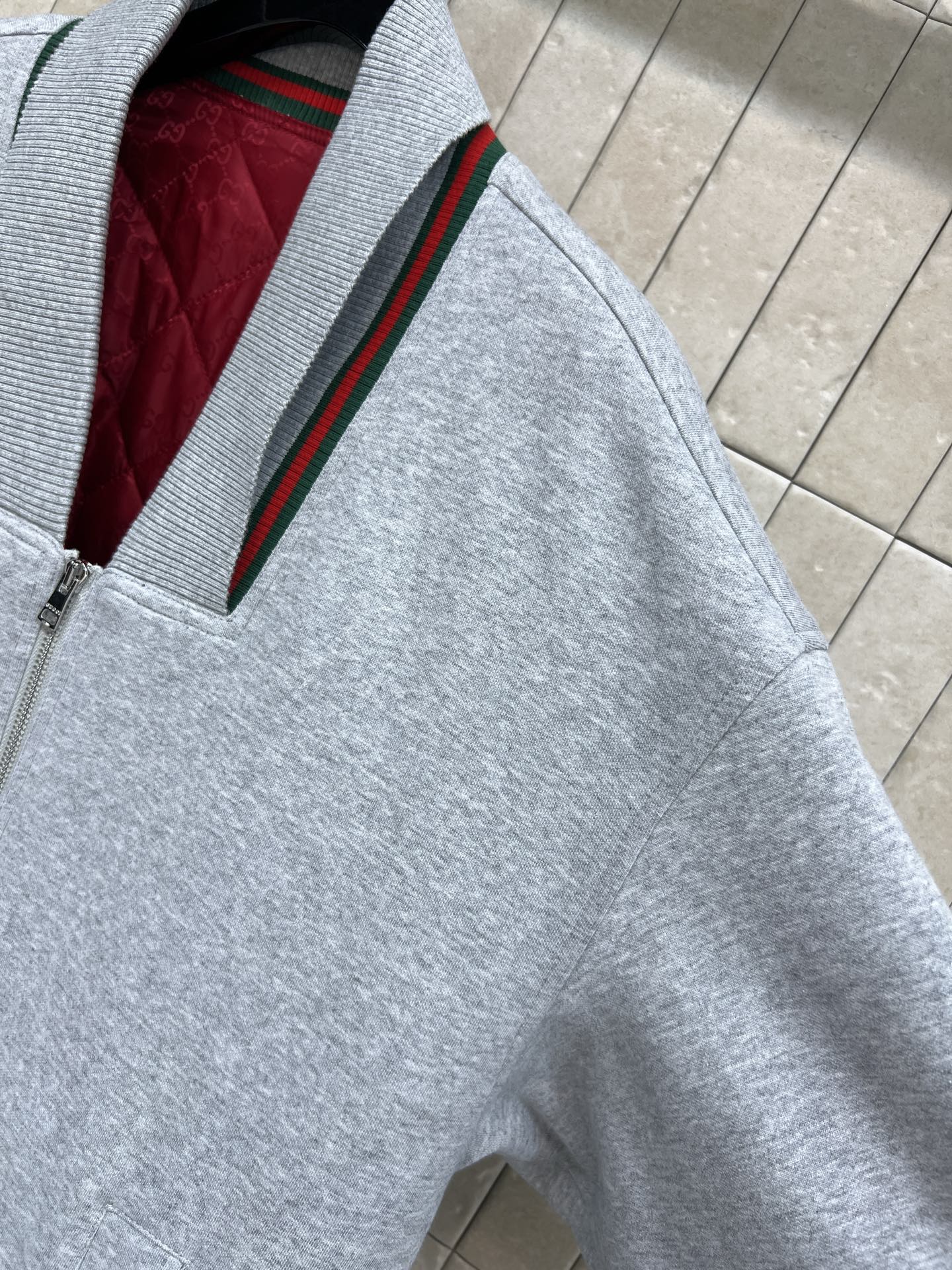 G家 26早春新款 灰色V领棉服外套 日常穿搭超友好！V领+红绿撞色条纹 层次感满满 内里红色双G夹棉内