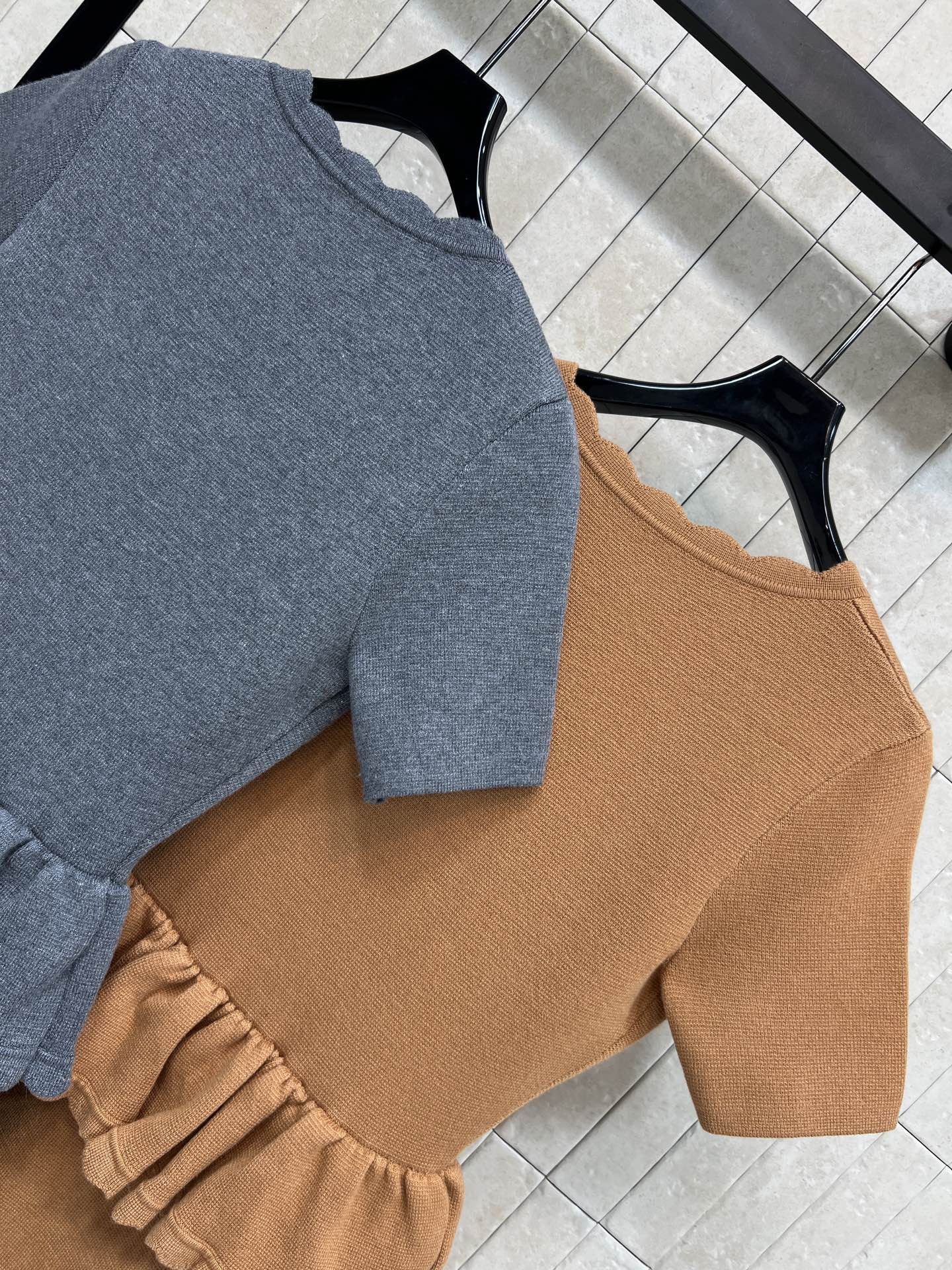 26早春新款 V领短袖针织连衣裙 柔软针织面料 贴身舒适 V领+荷叶边设计 俏皮又优雅 胸前装饰口袋超有