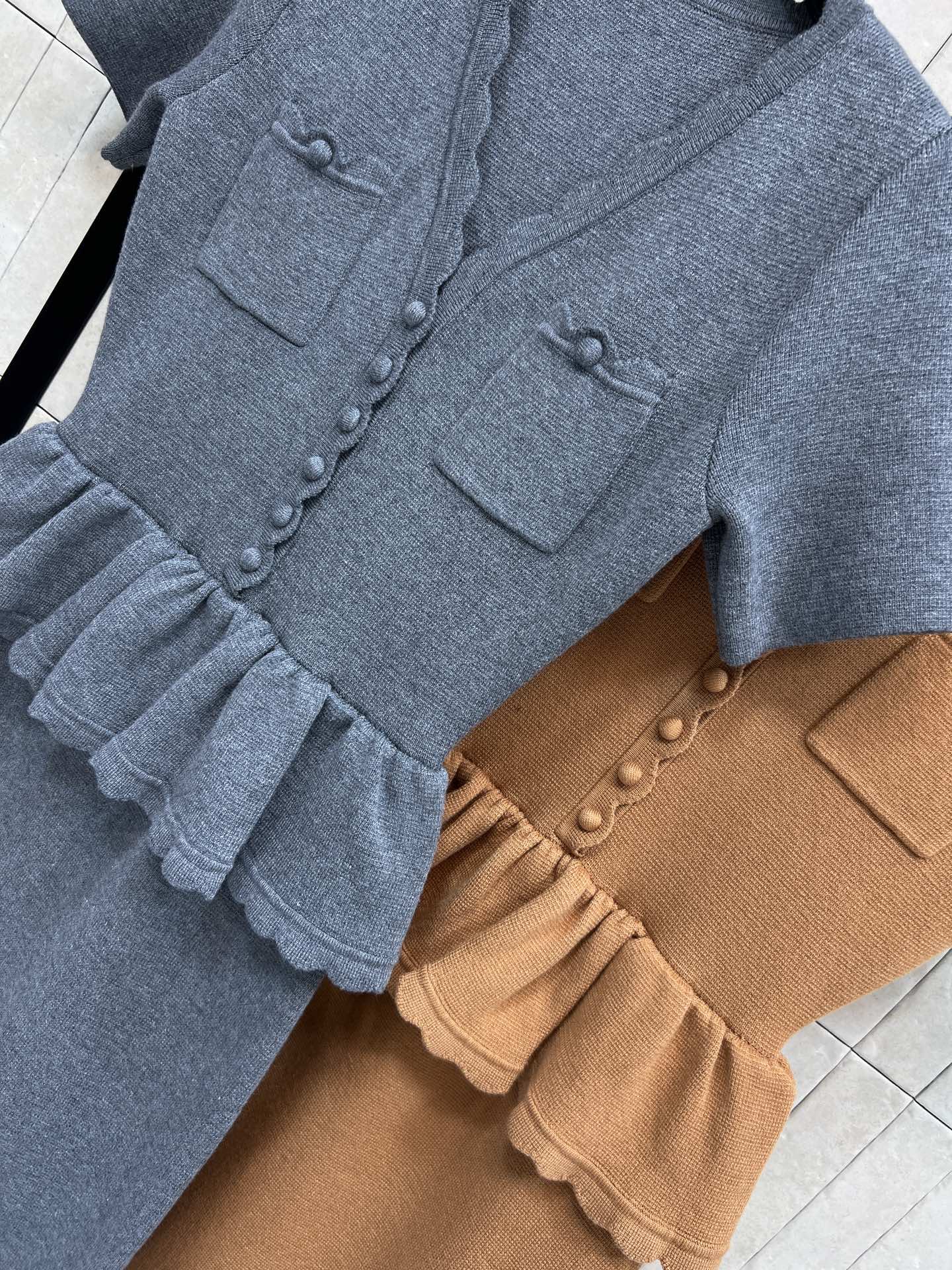 26早春新款 V领短袖针织连衣裙 柔软针织面料 贴身舒适 V领+荷叶边设计 俏皮又优雅 胸前装饰口袋超有