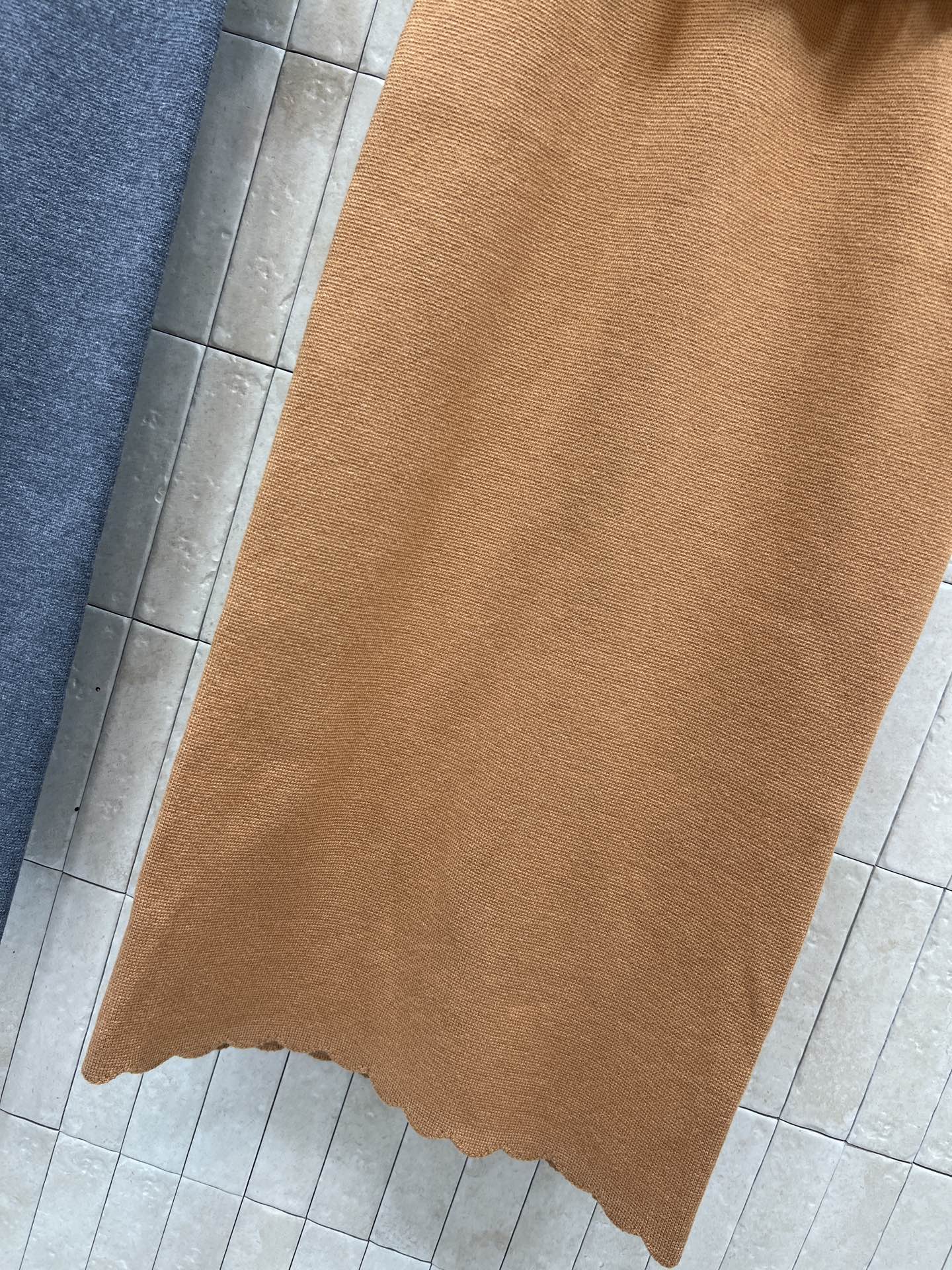 26早春新款 V领短袖针织连衣裙 柔软针织面料 贴身舒适 V领+荷叶边设计 俏皮又优雅 胸前装饰口袋超有