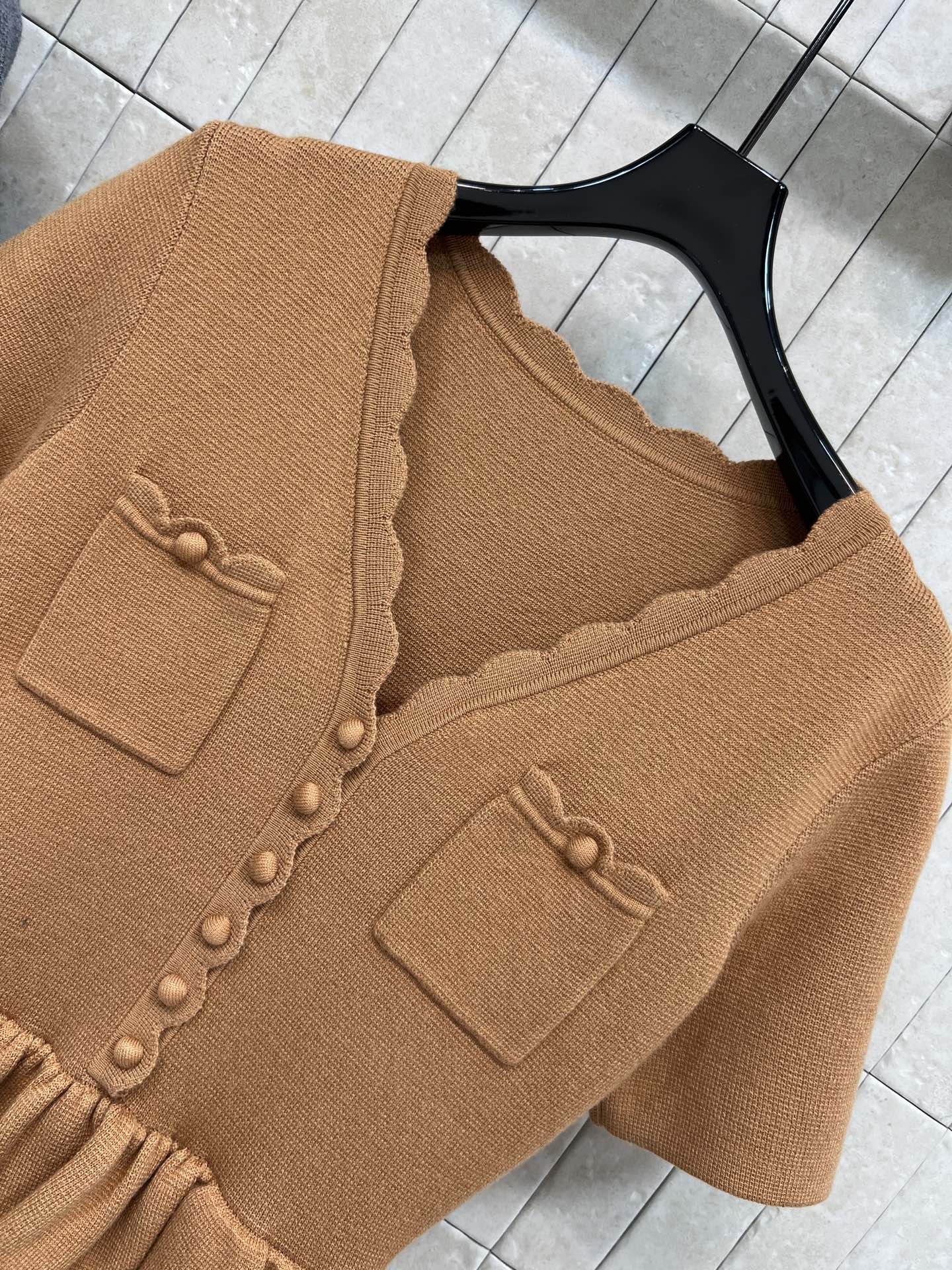 26早春新款 V领短袖针织连衣裙 柔软针织面料 贴身舒适 V领+荷叶边设计 俏皮又优雅 胸前装饰口袋超有