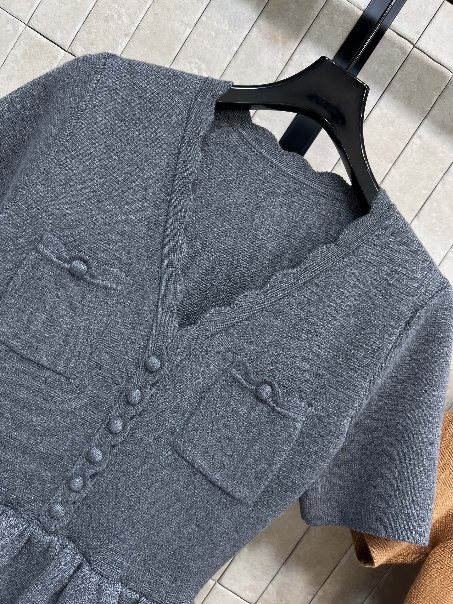 26早春新款 V领短袖针织连衣裙 柔软针织面料 贴身舒适 V领+荷叶边设计 俏皮又优雅 胸前装饰口袋超有