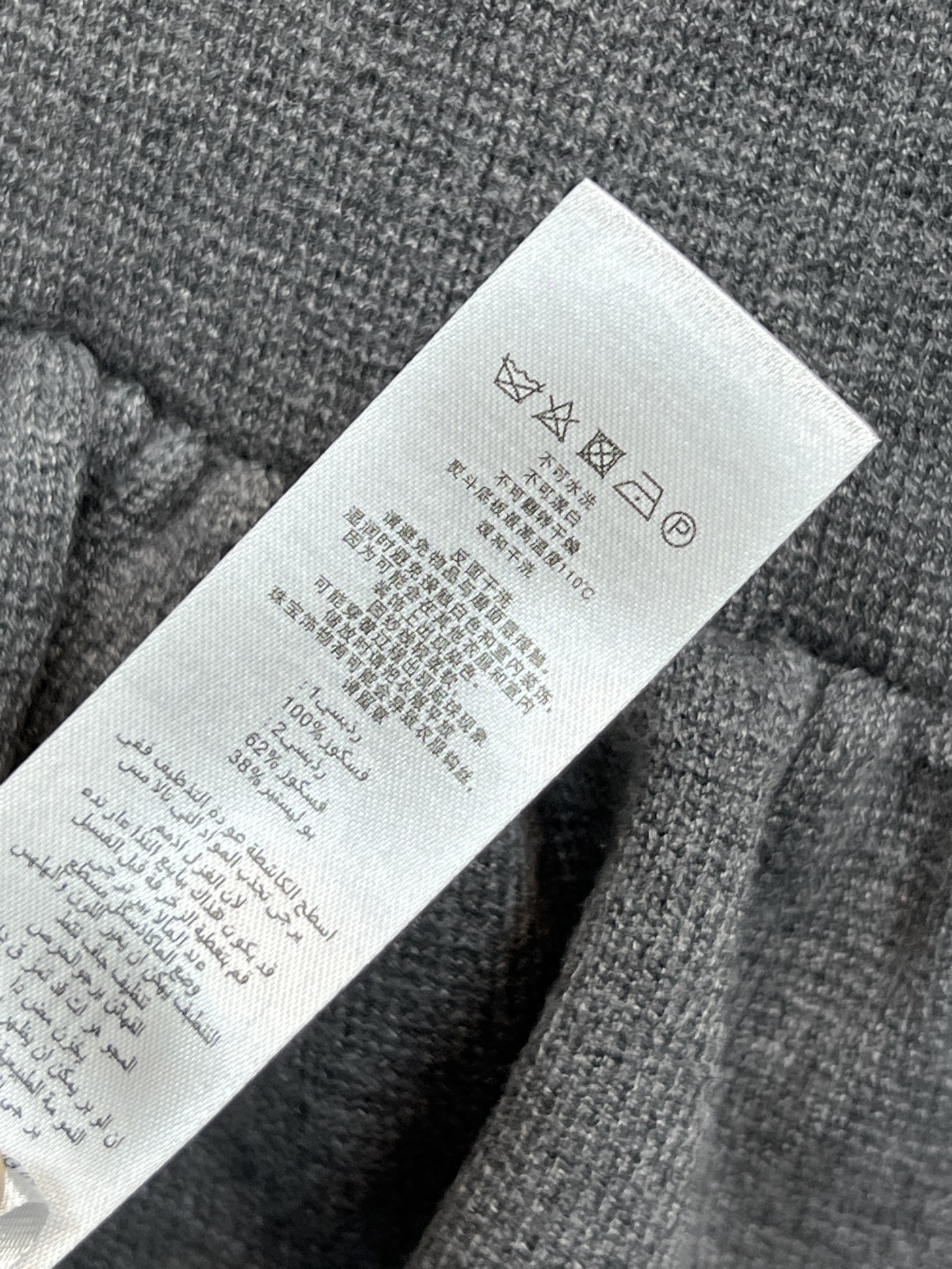 26早春新款 V领短袖针织连衣裙 柔软针织面料 贴身舒适 V领+荷叶边设计 俏皮又优雅 胸前装饰口袋超有