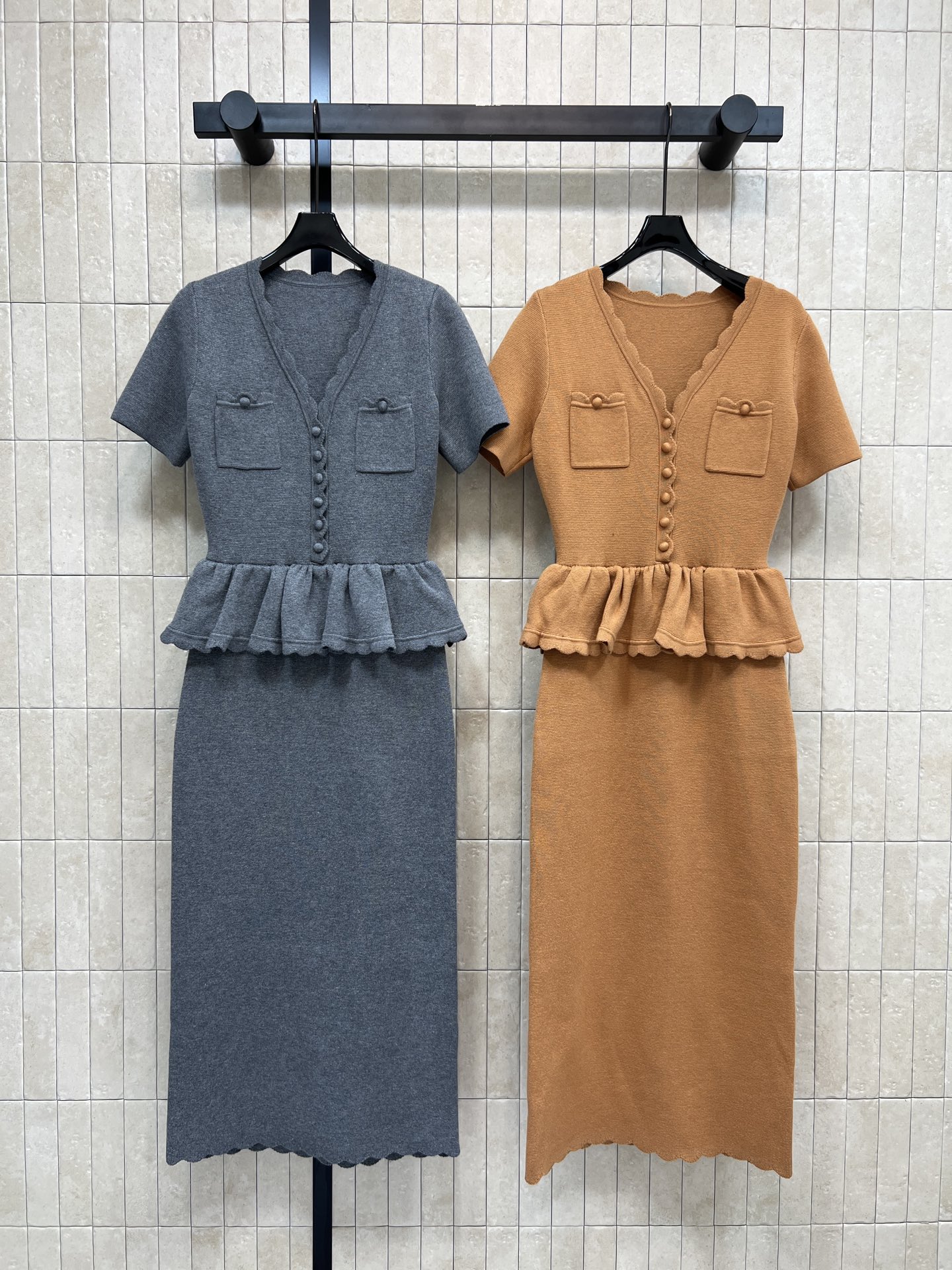 26早春新款 V领短袖针织连衣裙 柔软针织面料 贴身舒适 V领+荷叶边设计 俏皮又优雅 胸前装饰口袋超有