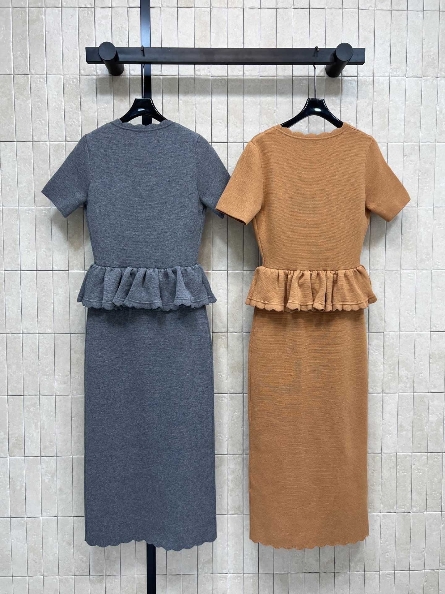 26早春新款 V领短袖针织连衣裙 柔软针织面料 贴身舒适 V领+荷叶边设计 俏皮又优雅 胸前装饰口袋超有