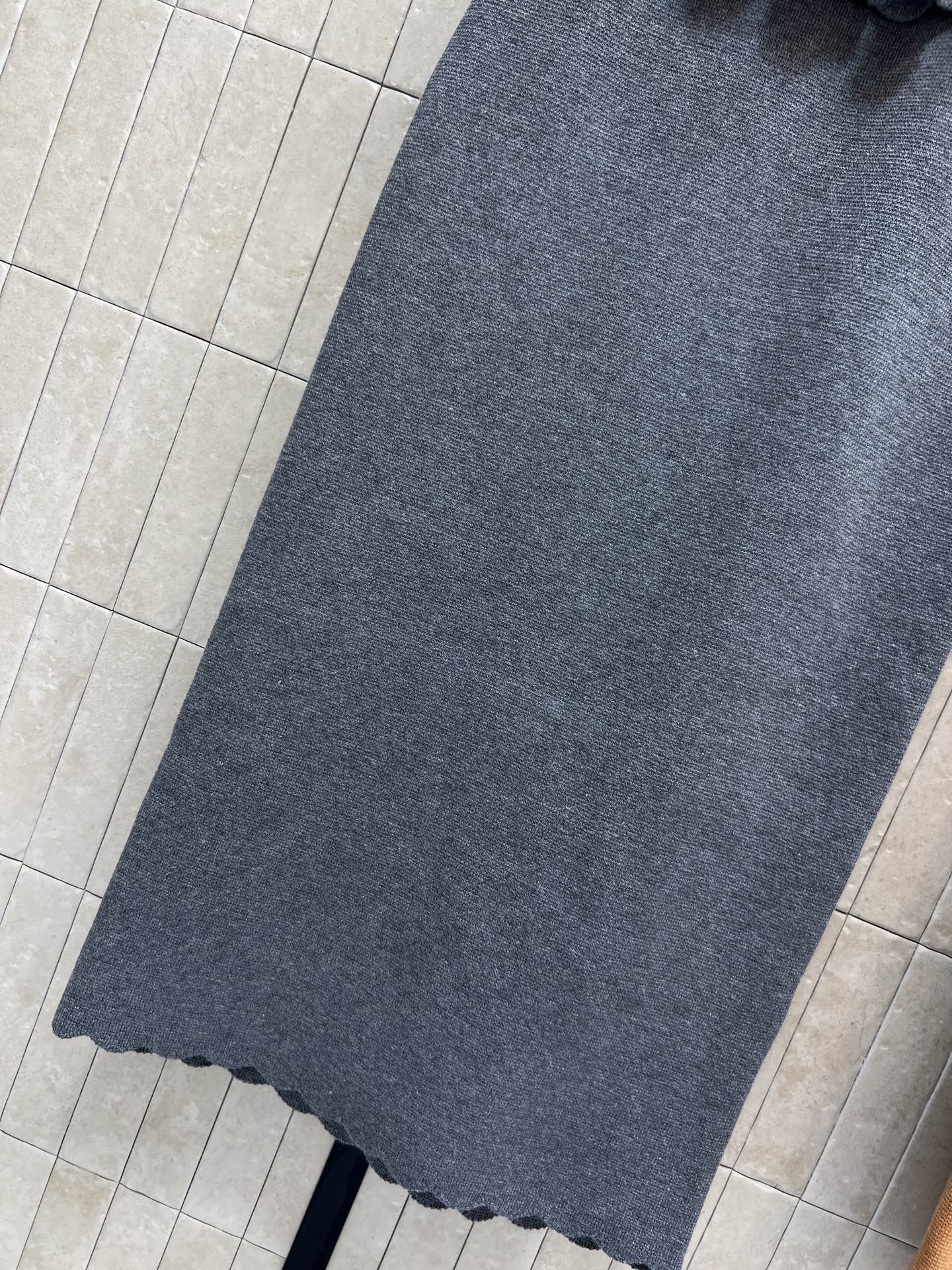 26早春新款 V领短袖针织连衣裙 柔软针织面料 贴身舒适 V领+荷叶边设计 俏皮又优雅 胸前装饰口袋超有