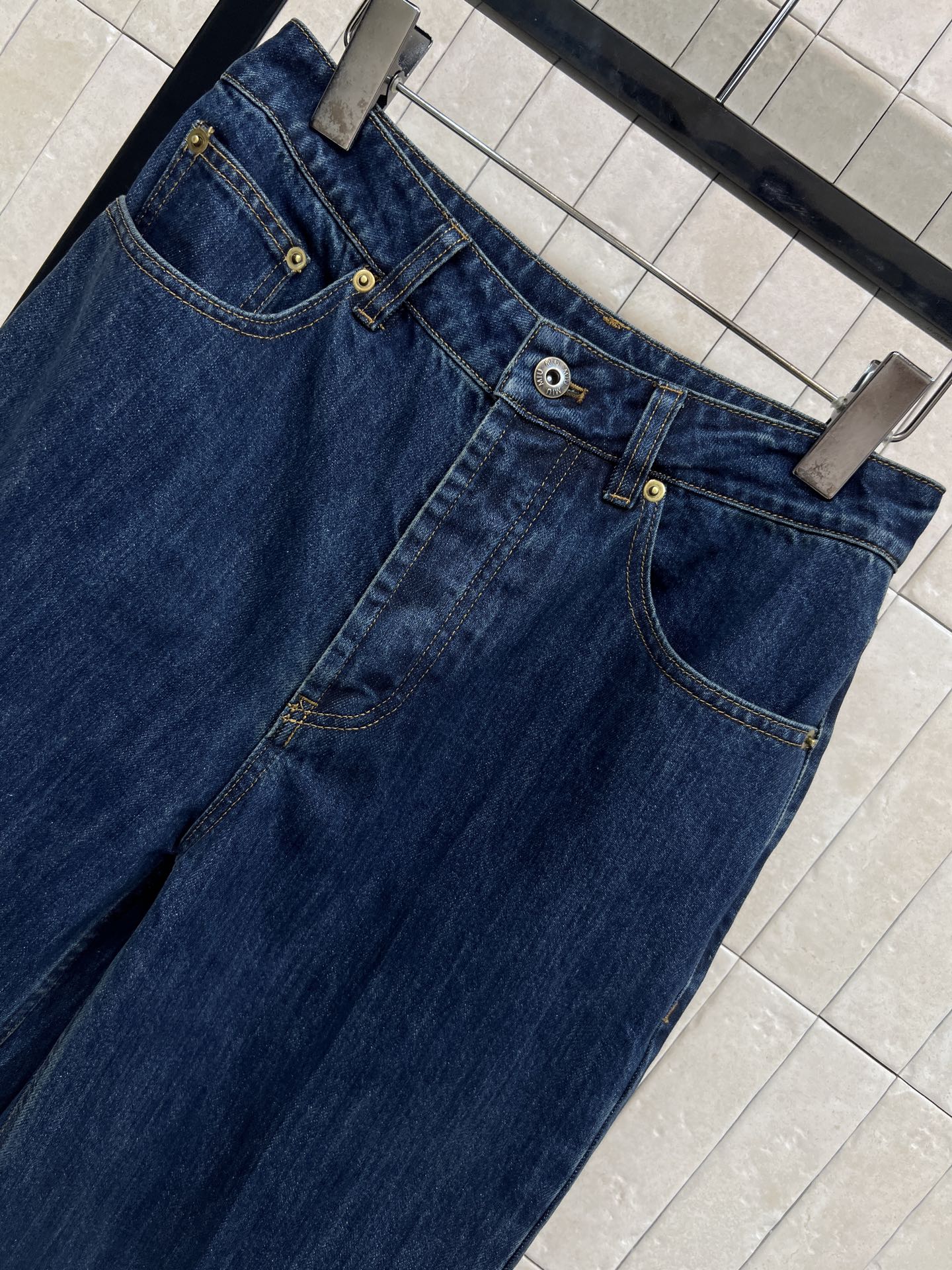 MIU家 26早春新款 复古翻边直筒牛仔裤 深蓝色复古风牛仔裤 高腰直筒设计 裤脚翻边超有细节感！全棉丹