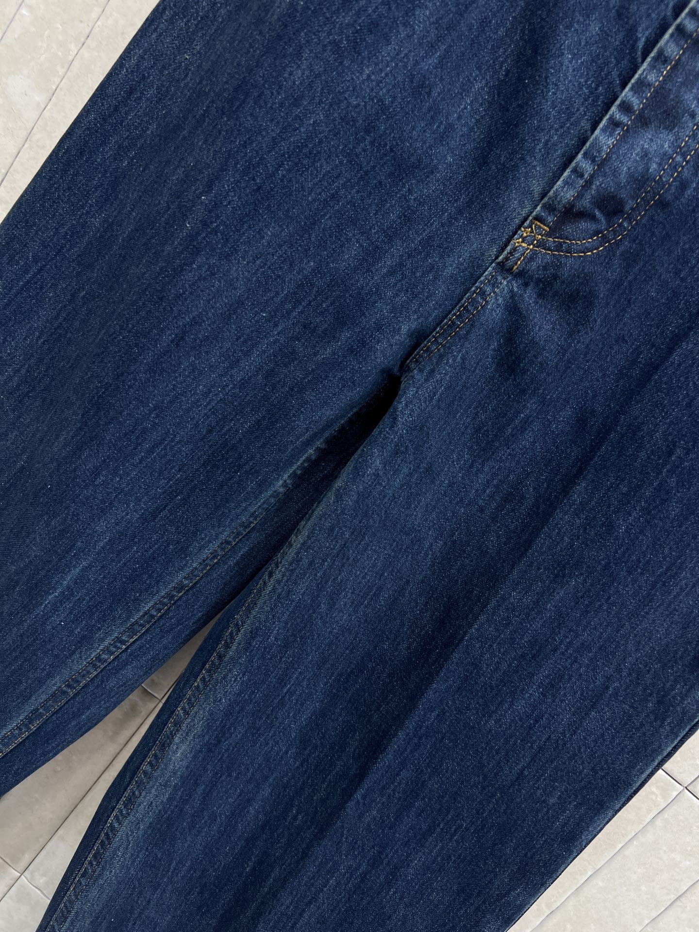 MIU家 26早春新款 复古翻边直筒牛仔裤 深蓝色复古风牛仔裤 高腰直筒设计 裤脚翻边超有细节感！全棉丹