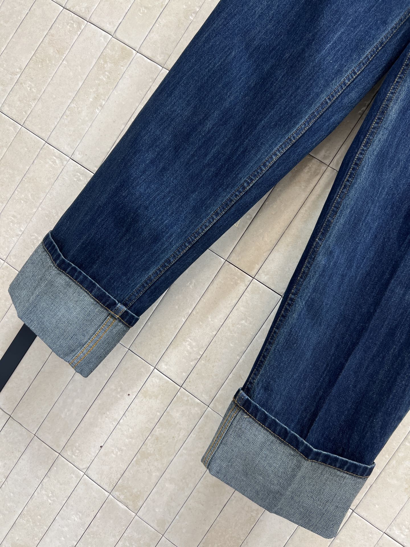 MIU家 26早春新款 复古翻边直筒牛仔裤 深蓝色复古风牛仔裤 高腰直筒设计 裤脚翻边超有细节感！全棉丹