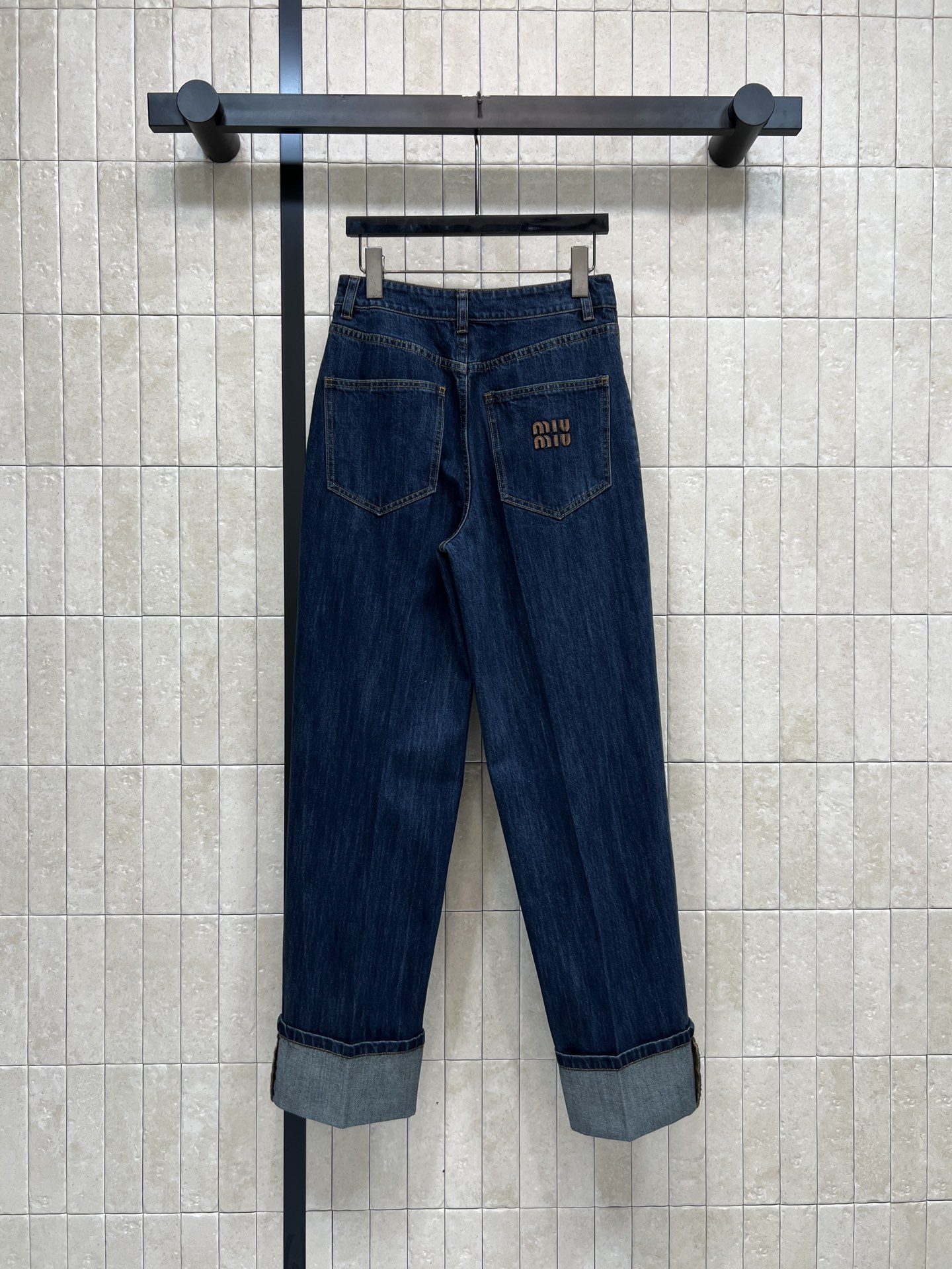 MIU家 26早春新款 复古翻边直筒牛仔裤 深蓝色复古风牛仔裤 高腰直筒设计 裤脚翻边超有细节感！全棉丹
